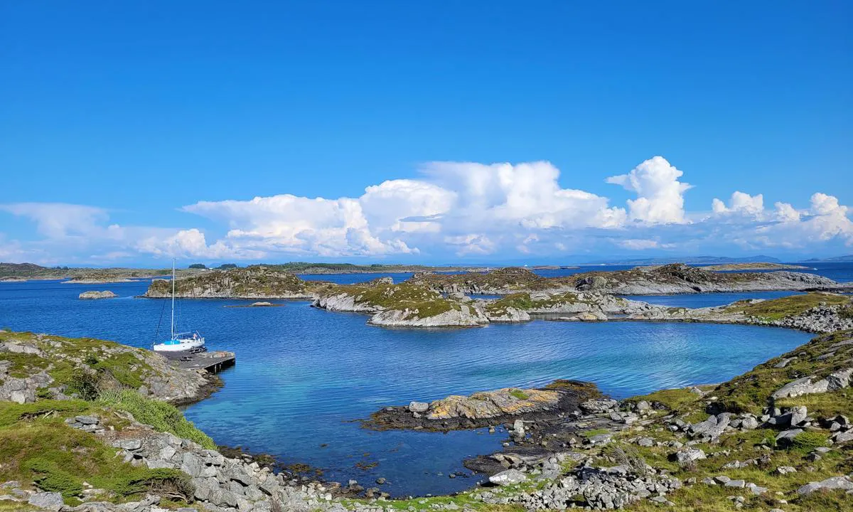 Drevsundholmen: Dybder på 3-4 meter i den innerste bukta. Seilbåt bør ligge med baug inn og helt ytterst på brygga, dybde rundt 3 meter der.