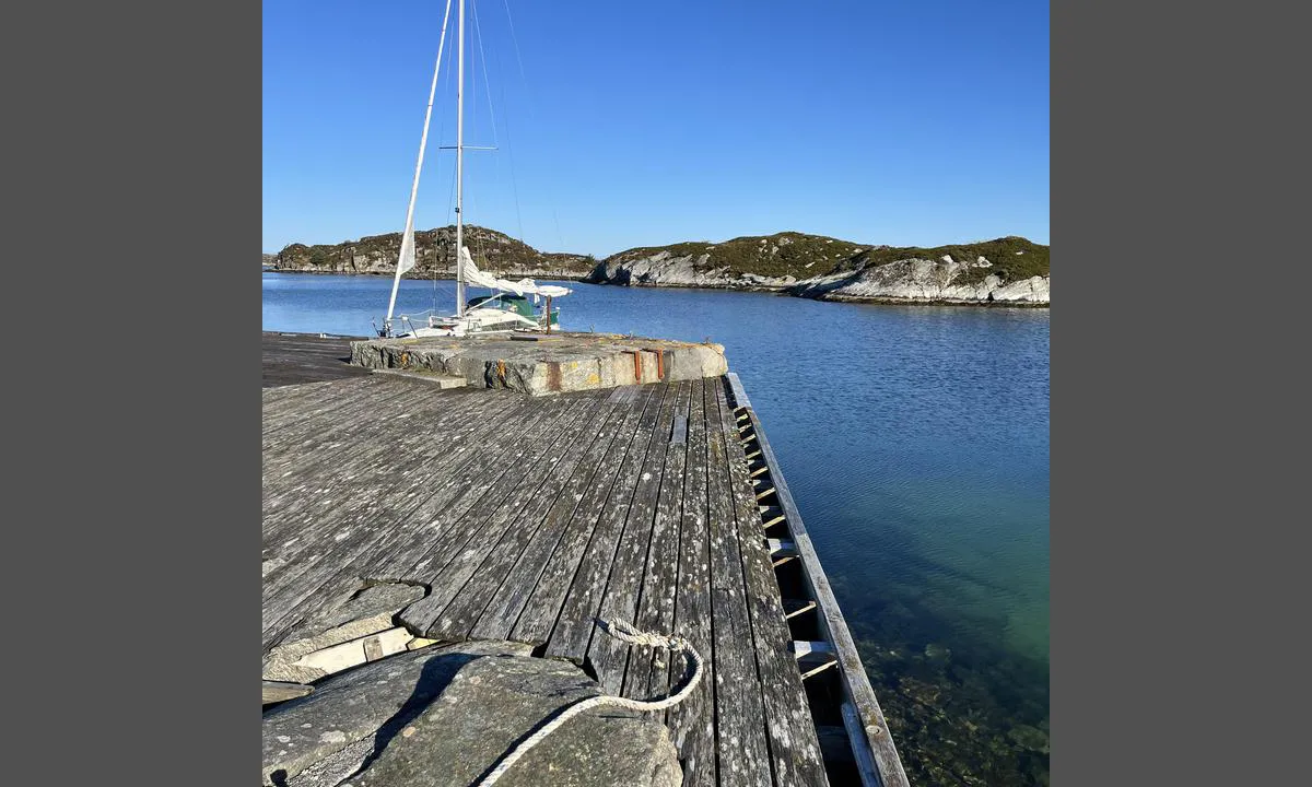 Drevsundholmen: {"base": "no", "no": "Kai med gode fort\u00f8yningsmuligheter. Noen piknik-benker og en sliten, stedfast grill.", "se": "Kaj med goda f\u00f6rt\u00f6jningsm\u00f6jligheter. N\u00e5gra picknickbord och en sliten, fast grill.", "en": "Quay with good mooring opportunities. Some picnic tables and a worn but steadfast grill.", "da": "Kaj med gode fort\u00f8jningsmuligheder. Nogle picnic-b\u00e6nke og en slidt, stedfast grill.", "fr": "Quai avec de bonnes possibilit\u00e9s d'amarrage. Quelques bancs de pique-nique et un vieux barbecue fixe.", "de": "Kai mit guten Festmachm\u00f6glichkeiten. Einige Picknickb\u00e4nke und ein abgenutzter, fest installierter Grill.", "es": "Muelle con buenas oportunidades de amarre. Algunos bancos de picnic y una parrilla fija y gastada.", "it": "Banchina con buone possibilit\u00e0 di ormeggio. Alcuni tavoli da picnic e un vecchio barbecue fisso.", "pt": "Cais com boas possibilidades de amarra\u00e7\u00e3o. Alguns bancos de piquenique e uma churrasqueira fixa e desgastada.", "nl": "Kade met goede afmeermogelijkheden. Enkele picknickbanken en een vermoeide, vaste grill.", "pl": "Nabrze\u017ce z dobrymi mo\u017cliwo\u015bciami cumowania. Kilka \u0142awek piknikowych i zu\u017cyty, sta\u0142y grill.", "uk": "\u041f\u0440\u0438\u0447\u0430\u043b \u0437 \u0433\u0430\u0440\u043d\u0438\u043c\u0438 \u043c\u043e\u0436\u043b\u0438\u0432\u043e\u0441\u0442\u044f\u043c\u0438 \u0434\u043b\u044f \u0448\u0432\u0430\u0440\u0442\u0443\u0432\u0430\u043d\u043d\u044f. \u041a\u0456\u043b\u044c\u043a\u0430 \u043f\u0456\u043a\u043d\u0456\u043a-\u043b\u0430\u0432\u043e\u043a \u0456 \u0437\u043d\u043e\u0448\u0435\u043d\u0438\u0439, \u0441\u0442\u0430\u0446\u0456\u043e\u043d\u0430\u0440\u043d\u0438\u0439 \u0433\u0440\u0438\u043b\u044c.", "ro": "Chei cu posibilit\u0103\u021bi bune de ancorare. C\u00e2teva b\u0103nci de picnic \u0219i un gr\u0103tar uzat, dar stabil.", "tr": "\u0130yi ba\u011flama olanaklar\u0131na sahip iskele. Birka\u00e7 piknik masas\u0131 ve yorgun, sabit bir mangal.", "el": "\u03a0\u03c1\u03bf\u03b2\u03bb\u03ae\u03c4\u03b1 \u03bc\u03b5 \u03ba\u03b1\u03bb\u03ad\u03c2 \u03b4\u03c5\u03bd\u03b1\u03c4\u03cc\u03c4\u03b7\u03c4\u03b5\u03c2 \u03c0\u03c1\u03cc\u03c3\u03b4\u03b5\u03c3\u03b7\u03c2. \u039c\u03b5\u03c1\u03b9\u03ba\u03ac \u03c0\u03b1\u03b3\u03ba\u03ac\u03ba\u03b9\u03b1 \u03c0\u03b9\u03ba\u03bd\u03af\u03ba \u03ba\u03b1\u03b9 \u03bc\u03b9\u03b1 \u03c4\u03b1\u03bb\u03b1\u03b9\u03c0\u03c9\u03c1\u03b7\u03bc\u03ad\u03bd\u03b7, \u03bc\u03cc\u03bd\u03b9\u03bc\u03b7 \u03c8\u03b7\u03c3\u03c4\u03b1\u03c1\u03b9\u03ac.", "cs": "Molo s dobr\u00fdmi mo\u017enostmi uv\u00e1z\u00e1n\u00ed. N\u011bkolik piknikov\u00fdch lavic a unaven\u00fd, st\u00e1l\u00fd gril.", "hu": "Kik\u00f6t\u0151 j\u00f3 kik\u00f6t\u00e9si lehet\u0151s\u00e9gekkel. N\u00e9h\u00e1ny piknikpad \u00e9s egy kopott, fix grill.", "fi": "Laituri, jossa on hyv\u00e4t kiinnittymismahdollisuudet. Muutamia piknik-penkkej\u00e4 ja kulunut, paikoillaan oleva grilli.", "bg": "\u041a\u0435\u0439 \u0441 \u0434\u043e\u0431\u0440\u0438 \u0432\u044a\u0437\u043c\u043e\u0436\u043d\u043e\u0441\u0442\u0438 \u0437\u0430 \u043f\u0440\u0438\u0441\u0442\u0430\u0432\u0430\u043d\u0435. \u041d\u044f\u043a\u043e\u043b\u043a\u043e \u043f\u0438\u043a\u043d\u0438\u043a \u043f\u0435\u0439\u043a\u0438 \u0438 \u0435\u0434\u043d\u0430 \u0438\u0437\u043d\u043e\u0441\u0435\u043d\u0430, \u043d\u0435\u043f\u043e\u0434\u0432\u0438\u0436\u043d\u0430 \u0441\u043a\u0430\u0440\u0430.", "sr": "\u041f\u0440\u0438\u0441\u0442\u0430\u043d\u0438\u0448\u0442\u0435 \u0441\u0430 \u0434\u043e\u0431\u0440\u0438\u043c \u043c\u043e\u0433\u0443\u045b\u043d\u043e\u0441\u0442\u0438\u043c\u0430 \u0437\u0430 \u043f\u0440\u0438\u0432\u0435\u0437\u0438\u0432\u0430\u045a\u0435. \u041d\u0435\u043a\u043e\u043b\u0438\u043a\u043e \u043f\u0438\u043a\u043d\u0438\u043a \u043a\u043b\u0443\u043f\u0430 \u0438 \u0438\u0441\u0446\u0440\u043f\u0459\u0435\u043d\u0438, \u0441\u0442\u0430\u043b\u043d\u0438 \u0440\u043e\u0448\u0442\u0438\u0459.", "et": "Kail korralikud kinnitumisv\u00f5imalused. M\u00f5ned piknikulauad ja v\u00e4sinud, p\u00fcsiv grill.", "lv": "Piest\u0101tne ar lab\u0101m piestiprin\u0101\u0161anas iesp\u0113j\u0101m. Da\u017ei piknika soli\u0146i un nolietots, stacion\u0101rs grils.", "lt": "Prieplauka su geromis \u0161vartavimosi galimyb\u0117mis. Keletas i\u0161kyl\u0173 staleli\u0173 ir pavargusi, pastovi kepsnin\u0117."}