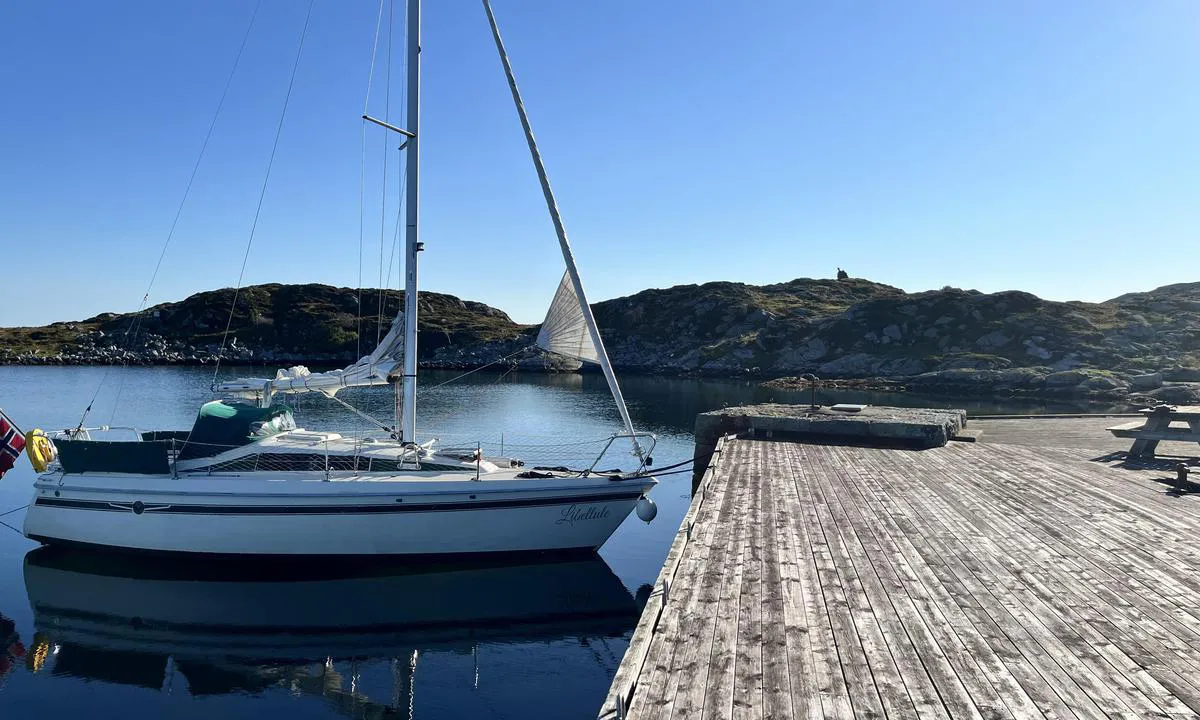 Drevsundholmen: {"base": "no", "no": "Ca 1,2 m n\u00e6rmest kai, s\u00e5 longside fungerer d\u00e5rlig for seilb\u00e5t", "se": "Ca 1,2 m n\u00e4rmast kaj, s\u00e5 l\u00e5ngsides fungerar d\u00e5ligt f\u00f6r segelb\u00e5t", "en": "Approximately 1.2 meters closest to the quay, so docking alongside works poorly for sailboats", "da": "Ca. 1,2 m n\u00e6rmest kaj, s\u00e5 longside fungerer d\u00e5rligt for sejlb\u00e5d", "fr": "Environ 1,2 m pr\u00e8s du quai, donc amarrer bord \u00e0 quai fonctionne mal pour un voilier", "de": "Ca. 1,2 m in der N\u00e4he des Kais, daher funktioniert die L\u00e4ngsseite schlecht f\u00fcr Segelboote", "es": "Aproximadamente 1,2 m cerca del muelle, por lo que atracar de costado no funciona bien para veleros", "it": "Circa 1,2 m vicino al molo, cos\u00ec l'ormeggio lungo molo funziona male per la barca a vela", "pt": "Cerca de 1,2 m pr\u00f3ximo ao cais, ent\u00e3o lado a lado funciona mal para veleiro", "nl": "Ongeveer 1,2 m dichtbij de kade, dus langszij aanmeren werkt slecht voor zeilboten", "pl": "Oko\u0142o 1,2 m blisko nabrze\u017ca, wi\u0119c cumowanie burt\u0105 nie dzia\u0142a dobrze dla \u017cagl\u00f3wek", "uk": "\u0411\u043b\u0438\u0437\u044c\u043a\u043e 1,2 \u043c \u0431\u0456\u043b\u044f \u043f\u0456\u0440\u0441\u0443, \u0442\u043e\u043c\u0443 \u0441\u0442\u043e\u044f\u043d\u043a\u0430 \u043f\u0456\u0434 \u0431\u043e\u043a\u043e\u043c \u043f\u043e\u0433\u0430\u043d\u043e \u043f\u0456\u0434\u0445\u043e\u0434\u0438\u0442\u044c \u0434\u043b\u044f \u0432\u0456\u0442\u0440\u0438\u043b\u044c\u043d\u043e\u0433\u043e \u0441\u0443\u0434\u043d\u0430", "ro": "Aproximativ 1,2 m aproape de chei, deci acostamentul cu bordul la chei func\u021bioneaz\u0103 prost pentru velier.", "tr": "R\u0131ht\u0131ma en yak\u0131n yerde yakla\u015f\u0131k 1,2 m derinlik, bu nedenle yelkenli tekne i\u00e7in longside yana\u015fmak zay\u0131f i\u015flev g\u00f6r\u00fcr.", "el": "\u03a0\u03b5\u03c1\u03af\u03c0\u03bf\u03c5 1,2 \u03bc \u03ba\u03bf\u03bd\u03c4\u03ac \u03c3\u03c4\u03b7\u03bd \u03b1\u03c0\u03bf\u03b2\u03ac\u03b8\u03c1\u03b1, \u03bf\u03c0\u03cc\u03c4\u03b5 \u03b7 \u03c0\u03bb\u03b5\u03c5\u03c1\u03b9\u03ba\u03ae \u03c0\u03c1\u03cc\u03c3\u03b4\u03b5\u03c3\u03b7 \u03bb\u03b5\u03b9\u03c4\u03bf\u03c5\u03c1\u03b3\u03b5\u03af \u03ac\u03c3\u03c7\u03b7\u03bc\u03b1 \u03b3\u03b9\u03b1 \u03c4\u03bf \u03b9\u03c3\u03c4\u03b9\u03bf\u03c6\u03cc\u03c1\u03bf", "cs": "Asi 1,2 m nejbl\u00ed\u017ee k molu, tak\u017ee bo\u010dn\u00ed p\u0159ist\u00e1n\u00ed funguje \u0161patn\u011b pro plachetnici", "hu": "A rakpart k\u00f6zel\u00e9ben k\u00f6r\u00fclbel\u00fcl 1,2 m m\u00e9lys\u00e9g, \u00edgy a hosszanti kik\u00f6t\u00e9s nem ide\u00e1lis vitorl\u00e1s sz\u00e1m\u00e1ra", "fi": "Noin 1,2 m l\u00e4himp\u00e4n\u00e4 laituria, joten kylkikiinnitys ei toimi hyvin purjeveneelle", "bg": "\u041e\u043a\u043e\u043b\u043e 1,2 \u043c \u043d\u0430\u0439-\u0431\u043b\u0438\u0437\u043e \u0434\u043e \u043a\u0435\u044f, \u0442\u0430\u043a\u0430 \u0447\u0435 \u043f\u0440\u0438\u0432\u044a\u0440\u0437\u0432\u0430\u043d\u0435\u0442\u043e \u043d\u0430 \u0434\u044a\u043b\u0433\u0430\u0442\u0430 \u0441\u0442\u0440\u0430\u043d\u0430 \u043d\u0435 \u0435 \u0434\u043e\u0431\u0440\u043e \u0437\u0430 \u0432\u0435\u0442\u0440\u043e\u0445\u043e\u0434\u043d\u0430 \u043b\u043e\u0434\u043a\u0430", "sr": "\u041e\u043a\u043e 1,2 \u043c \u043d\u0430\u0458\u0431\u043b\u0438\u0436\u0435 \u043e\u0431\u0430\u043b\u0438, \u0442\u0430\u043a\u043e \u0434\u0430 \u043f\u0440\u0438\u0447\u0432\u0440\u0448\u045b\u0438\u0432\u0430\u045a\u0435 \u0431\u043e\u043a\u0430 \u0441\u043b\u0430\u0431\u043e \u0444\u0443\u043d\u043a\u0446\u0438\u043e\u043d\u0438\u0448\u0435 \u0437\u0430 \u0458\u0435\u0434\u0440\u0435\u045a\u0430\u043a", "et": "Umbes 1,2 m kai l\u00e4hedal, nii et pikkusk\u00fcljes paremini purjekale ei sobi", "lv": "Aptuveni 1,2 m pie piest\u0101tnes, t\u0101p\u0113c garbortus nedarbojas labi burulaiv\u0101m", "lt": "Prie pat krantin\u0117s apie 1,2 m gylis, tod\u0117l \u0161alia krantin\u0117s prisi\u0161vartavimas su burlaiviu n\u0117ra patogus"}