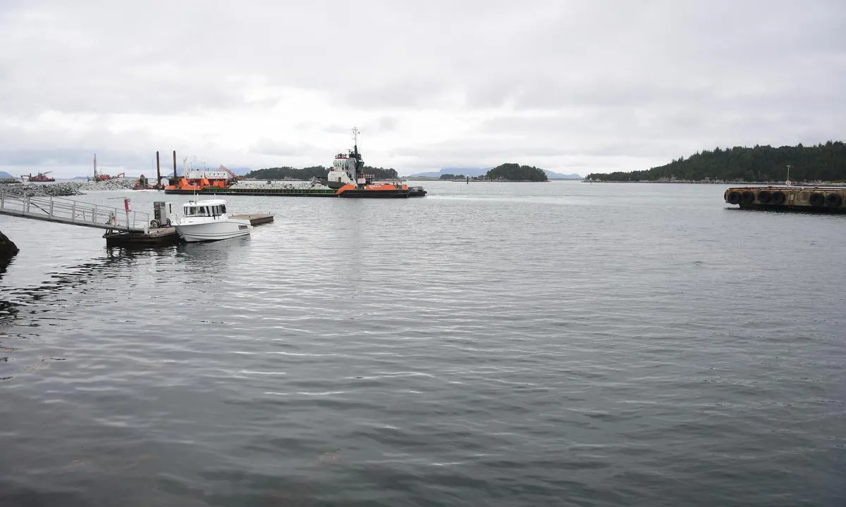 {"base": "no", "no": "Drivstofffylling og vatn.  Som ein ser i bakgrunnen er molo under bygging og vil gi ei godt skjerma havn", "se": "Br\u00e4nslep\u00e5fyllning och vatten. Som man ser i bakgrunden \u00e4r v\u00e5gbrytare under konstruktion och kommer att ge en v\u00e4l skyddad hamn", "en": "Refueling and water. As one can see in the background, a breakwater is under construction and will provide a well-sheltered harbour.", "da": "Br\u00e6ndstofp\u00e5fyldning og vand. Som man ser i baggrunden, er molen under konstruktion og vil give en godt beskyttet havn"}