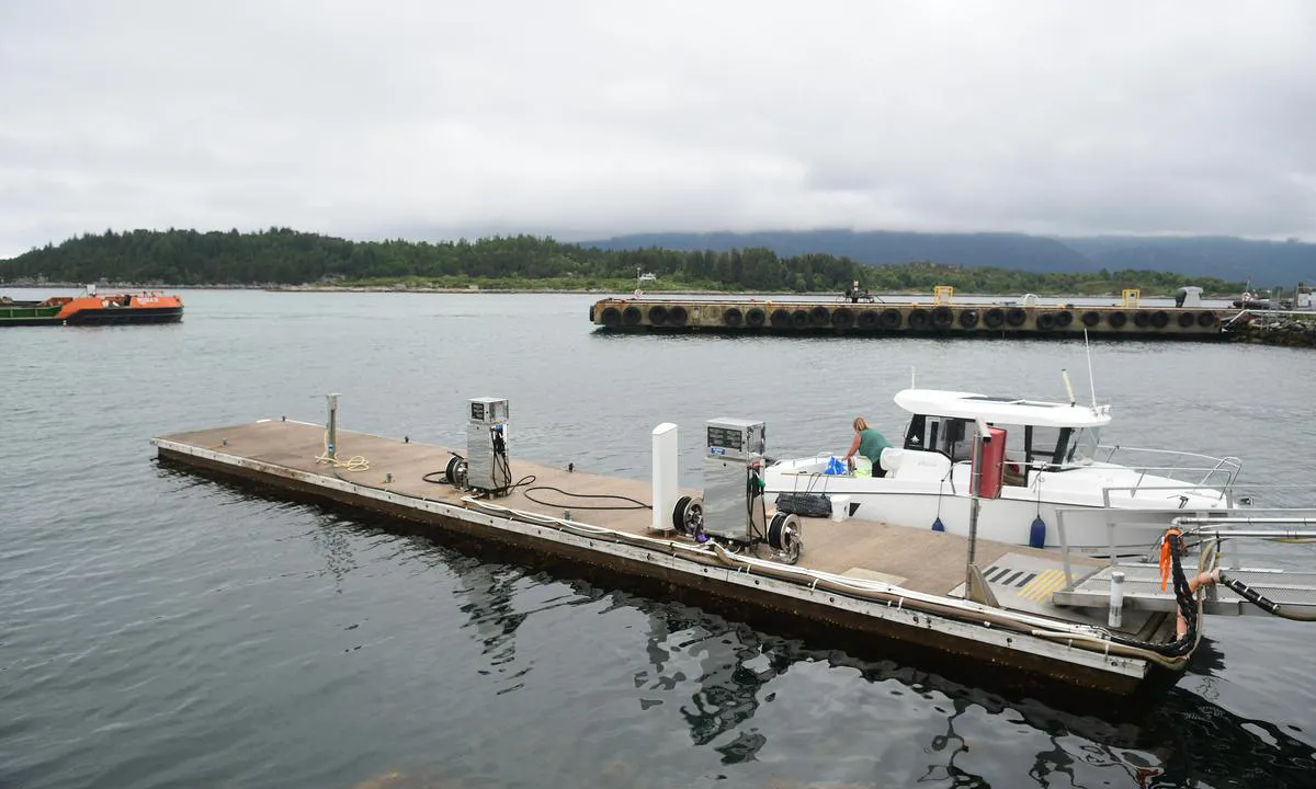 {"base": "no", "no": "Drivstoff og vatn", "se": "Br\u00e4nsle och vatten", "en": "Fuel and water", "da": "Br\u00e6ndstof og vand"}