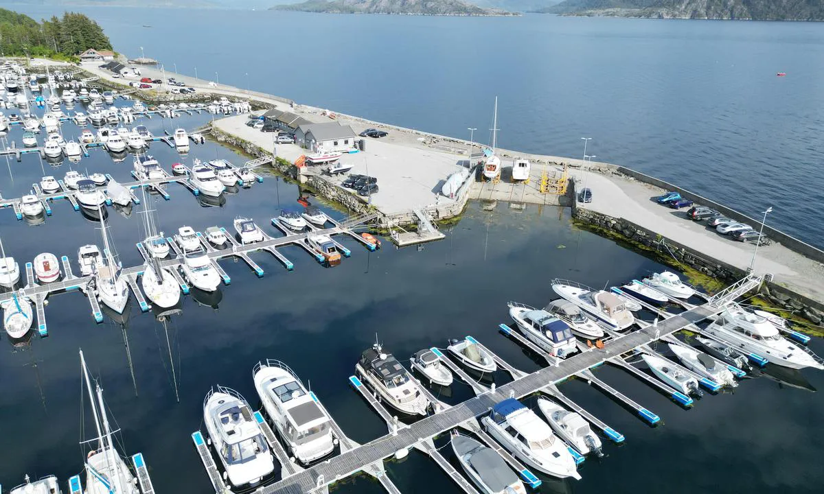 Drivstoff Furuholmen: {"base": "no", "no": "Drifstoffylling og slipp.", "se": "Br\u00e4nslep\u00e5fyllning och slip.", "en": "Fuel filling and slip.", "da": "Br\u00e6ndstofp\u00e5fyldning og sl\u00e6bested."}
