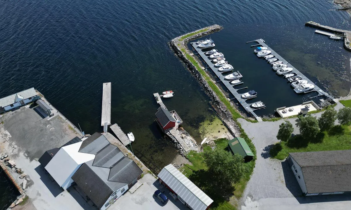 Drivstoff: Joker Grytøyra: {"base": "no", "no": "Joker-butikken og flytekai", "se": "Jokkerbutiken och flytbryggan", "en": "Joker store and floating dock", "da": "Joker-butikken og flydebroen"}