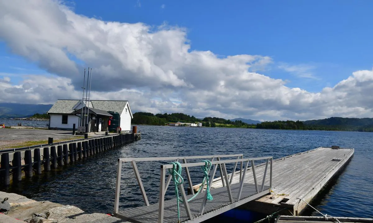 Drivstoff: Joker Grytøyra: {"base": "no", "no": "Drivstoff-fylling og gjestekai", "se": "Br\u00e4nslep\u00e5fyllning och g\u00e4stbrygga", "en": "Fuel filling and guest quay", "da": "Br\u00e6ndstofp\u00e5fyldning og g\u00e6stekaj"}