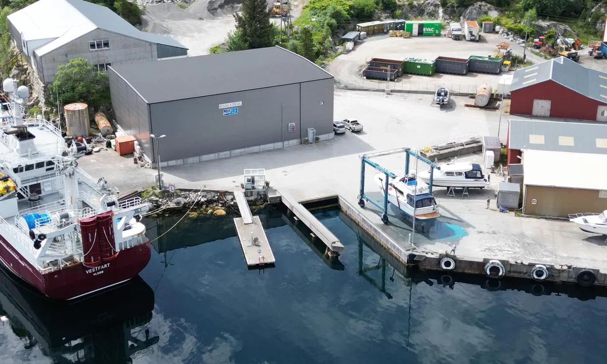{"base": "no", "no": "Drivstoffylling fr\u00e5 flytebrygge midt p\u00e5 bildet.  Travellift fins ogs\u00e5.", "se": "Tankning av br\u00e4nsle fr\u00e5n flytbrygga i mitten av bilden. Travellift finns ocks\u00e5.", "en": "Fuel filling from floating dock in the middle of the picture. A travel lift is also available.", "da": "Br\u00e6ndstofp\u00e5fyldning fra flydebro midt p\u00e5 billedet. Travellift findes ogs\u00e5."}