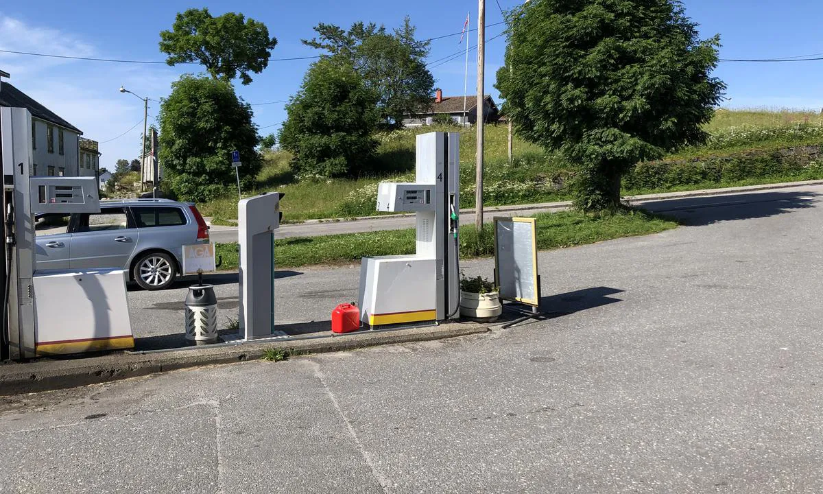 Drivstoff Tjøtta: {"base": "no", "no": "Bensin f\u00e5r du p\u00e5 pumpe ved Joker, et par hundre meter bra kaia", "se": "Bensin f\u00e5r du vid pumpen vid Joker, ett par hundra meter fr\u00e5n kajen", "en": "You can get gasoline at the pump by Joker, a few hundred meters from the quay", "da": "Benzin f\u00e5r du ved pumpen hos Joker, et par hundrede meter fra kajen"}