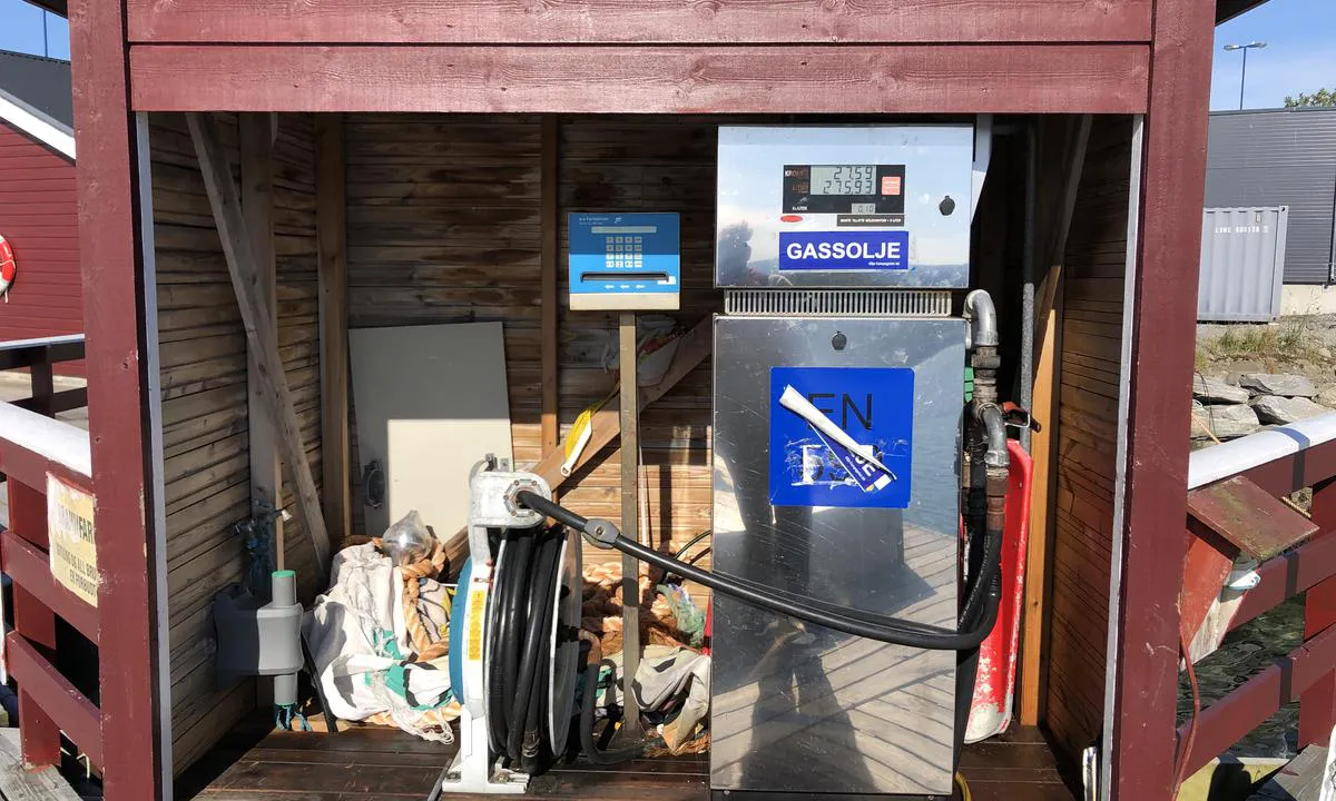 Drivstoff Tjøtta: {"base": "no", "no": "Dieselpumpe p\u00e5 kaia", "se": "Dieselpump p\u00e5 kajen", "en": "Diesel pump on the quay", "da": "Dieselpumpe p\u00e5 kajen"}
