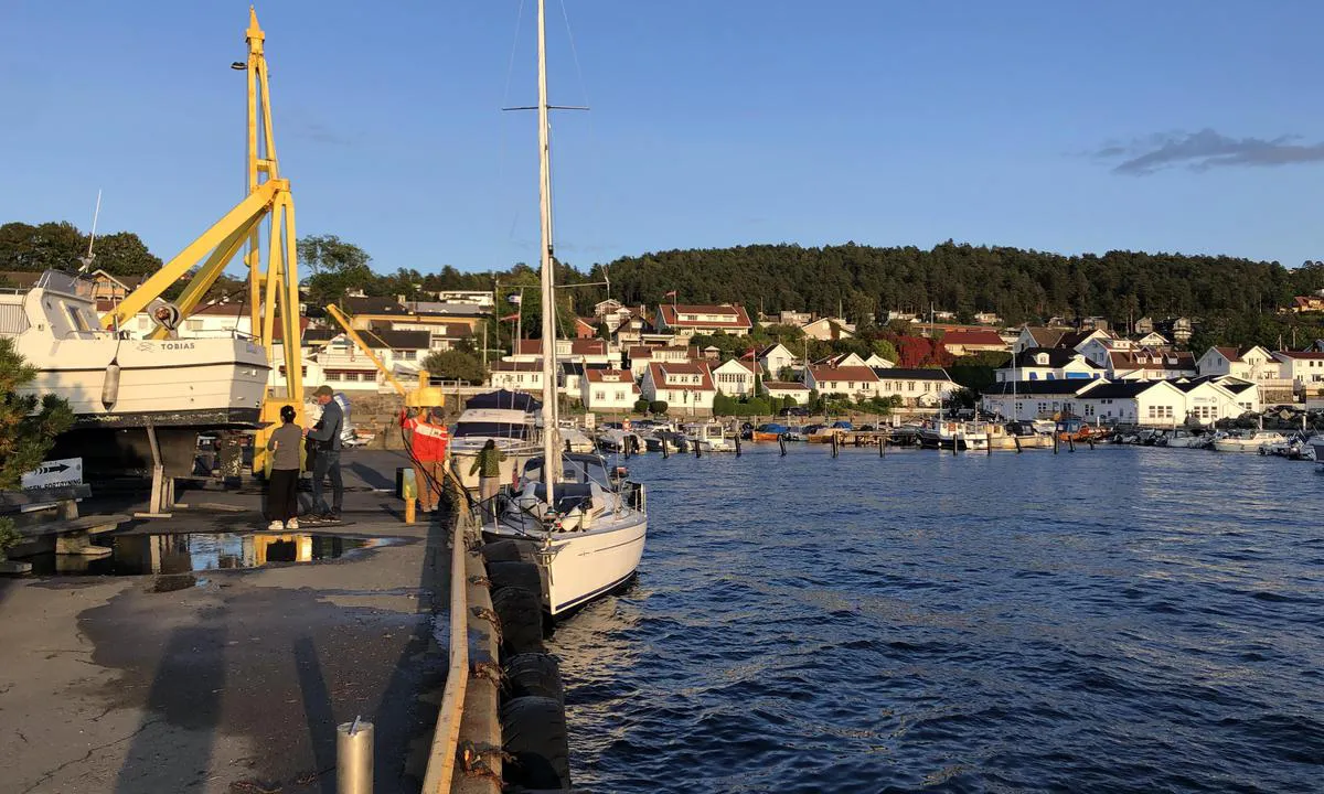 Drøbak båtforening: {"base": "no", "no": "I Dr\u00f8bak er det dieselpumpe under den gule krana nord i havna.", "se": "I Dr\u00f8bak finns en dieselpump under den gula kranen norr om hamnen.", "en": "In Dr\u00f8bak, there is a diesel pump under the yellow crane at the north end of the harbor.", "da": "I Dr\u00f8bak er der en dieselpumpe under den gule kran nord i havnen."}
