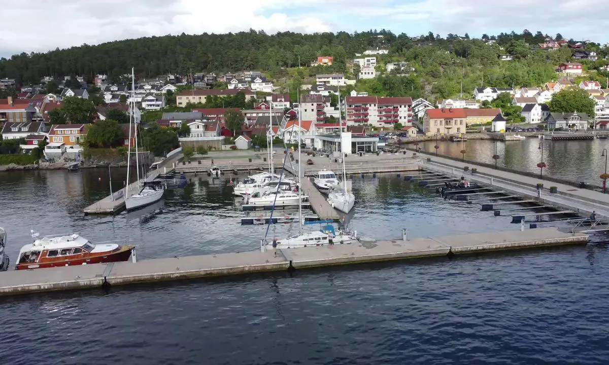 Drøbak Gjestehavn: {"base": "no", "no": "Dr\u00f8bak Gjestehavn", "se": "Dr\u00f8bak G\u00e4sthamn", "en": "Dr\u00f8bak Guest Harbour", "da": "Dr\u00f8bak G\u00e6stehavn"}