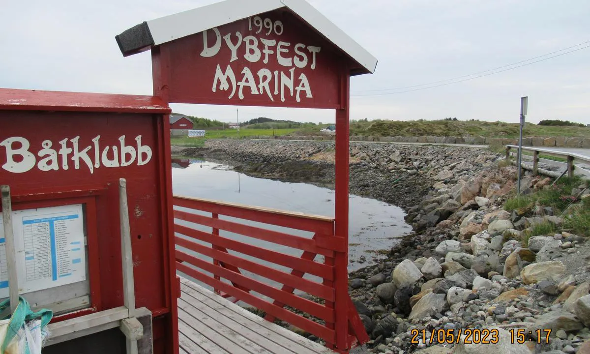 Dybfest Marina: {"base": "no", "no": "Hei... portalen til nedgangen p\u00e5 \"hoved-piren p\u00e5 marinan v\u00e5r, et velstelt og veldrevet anlegg. Foto tatt av havneverten v\u00e5r.", "se": "Hej... portalen till nedg\u00e5ngen p\u00e5 \"huvudpiren p\u00e5 v\u00e5r marina, en v\u00e4lsk\u00f6tt och v\u00e4lsk\u00f6tt anl\u00e4ggning. Foto taget av v\u00e5r hamnv\u00e4rd.", "en": "Hi... the portal to the entrance on the main pier at our marina, a well-maintained and well-managed facility. Photo taken by our harbourmaster.", "da": "Hej... portalen til nedgangen p\u00e5 'hoved-pieren' p\u00e5 vores marina, et velholdt og veldrevet anl\u00e6g. Foto taget af vores havnev\u00e6rt."}