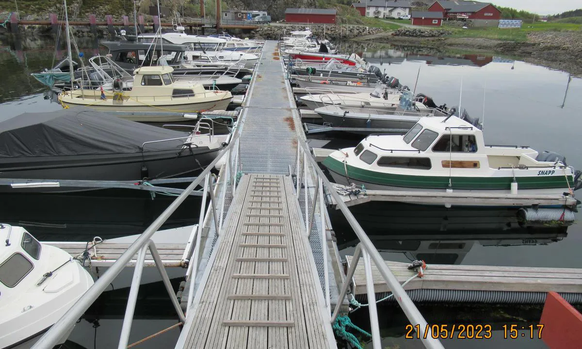 Hei...nedgang til hoved-anlegget vårt. Gjestebrygge helt i "borteste" enden av anlegget. I bakgrunnen, Dybfest gård som er grunneier av området. Bak til venstre ser man anlegget til ferjeleiet. Ferja har 4 til 6 avganger om dag. Ferjebilletten er gratis. Bilde tatt av havneverten Bjørn.