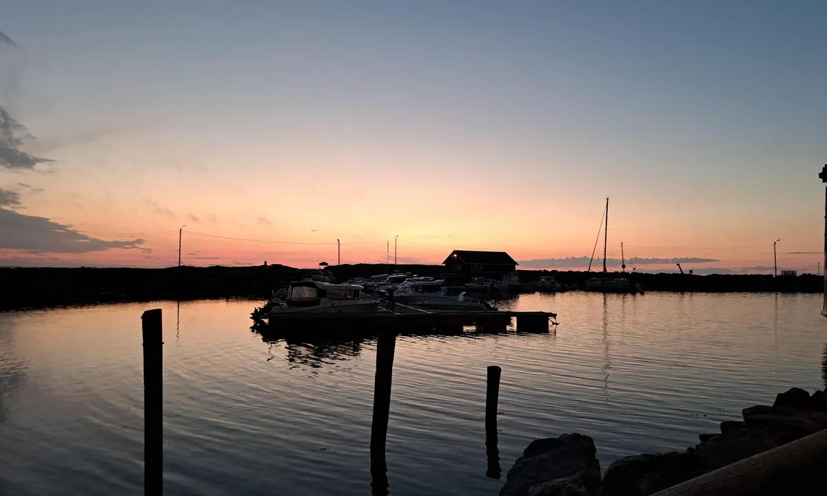 Dybfest Marina: {"base": "no", "no": "Nydelig, godt vernet havn tett p\u00e5 hovedleia.", "se": "Vacker, v\u00e4l skyddad hamn n\u00e4ra huvudleden.", "en": "Beautiful, well-protected harbour close to the main fairway.", "da": "Dejlig, godt beskyttet havn t\u00e6t p\u00e5 hovedleden.", "fr": "Charmant port bien abrit\u00e9, tout pr\u00e8s de la route principale.", "de": "Wundersch\u00f6ner, gut gesch\u00fctzter Hafen nahe der Hauptschifffahrtsroute.", "es": "Hermoso puerto bien protegido cerca de la ruta principal.", "it": "Splendido porto ben protetto vicino alla rotta principale.", "pt": "Lindo porto bem protegido perto da rota principal.", "nl": "Prachtige, goed beschutte haven dicht bij de hoofdvaart.", "pl": "Pi\u0119kny, dobrze chroniony port blisko g\u0142\u00f3wnego szlaku.", "uk": "\u0427\u0443\u0434\u043e\u0432\u0430, \u0434\u043e\u0431\u0440\u0435 \u0437\u0430\u0445\u0438\u0449\u0435\u043d\u0430 \u0433\u0430\u0432\u0430\u043d\u044c \u043f\u043e\u0431\u043b\u0438\u0437\u0443 \u043e\u0441\u043d\u043e\u0432\u043d\u043e\u0457 \u043d\u0430\u0432\u0456\u0433\u0430\u0446\u0456\u0439\u043d\u043e\u0457 \u043b\u0456\u043d\u0456\u0457.", "ro": "Port frumos, bine protejat, aproape de ruta principal\u0103.", "tr": "G\u00fczel, iyi korunan liman ana rotaya yak\u0131n.", "el": "\u03a5\u03c0\u03ad\u03c1\u03bf\u03c7\u03bf, \u03ba\u03b1\u03bb\u03ac \u03c0\u03c1\u03bf\u03c3\u03c4\u03b1\u03c4\u03b5\u03c5\u03bc\u03ad\u03bd\u03bf \u03bb\u03b9\u03bc\u03ac\u03bd\u03b9 \u03ba\u03bf\u03bd\u03c4\u03ac \u03c3\u03c4\u03b7\u03bd \u03ba\u03cd\u03c1\u03b9\u03b1 \u03b4\u03af\u03bf\u03b4\u03bf.", "cs": "Kr\u00e1sn\u00fd, dob\u0159e chr\u00e1n\u011bn\u00fd p\u0159\u00edstav bl\u00edzko hlavn\u00ed plavebn\u00ed trasy.", "hu": "Gy\u00f6ny\u00f6r\u0171, j\u00f3l v\u00e9dett kik\u00f6t\u0151 k\u00f6zel a f\u0151 haj\u00f3z\u00e1si \u00fatvonalhoz.", "fi": "Ihana, hyvin suojattu satama l\u00e4hell\u00e4 p\u00e4\u00e4v\u00e4yl\u00e4\u00e4.", "bg": "\u041f\u0440\u0435\u043a\u0440\u0430\u0441\u043d\u043e, \u0434\u043e\u0431\u0440\u0435 \u0437\u0430\u0449\u0438\u0442\u0435\u043d\u043e \u043f\u0440\u0438\u0441\u0442\u0430\u043d\u0438\u0449\u0435 \u0431\u043b\u0438\u0437\u043e \u0434\u043e \u0433\u043b\u0430\u0432\u043d\u0438\u044f \u0444\u0430\u0440\u0432\u0430\u0442\u0435\u0440.", "sr": "Prelepa, dobro za\u0161ti\u0107ena luka blizu glavnog plovnog puta.", "et": "Kaunis, h\u00e4sti kaitstud sadam, mis on peatee l\u00e4hedal.", "lv": "Br\u012bni\u0161\u0137\u012bga, labi aizsarg\u0101ta osta tuvu galvenajam j\u016bras ce\u013cam.", "lt": "Nuostabus, gerai apsaugotas uostas arti pagrindinio laivybos kelio."}