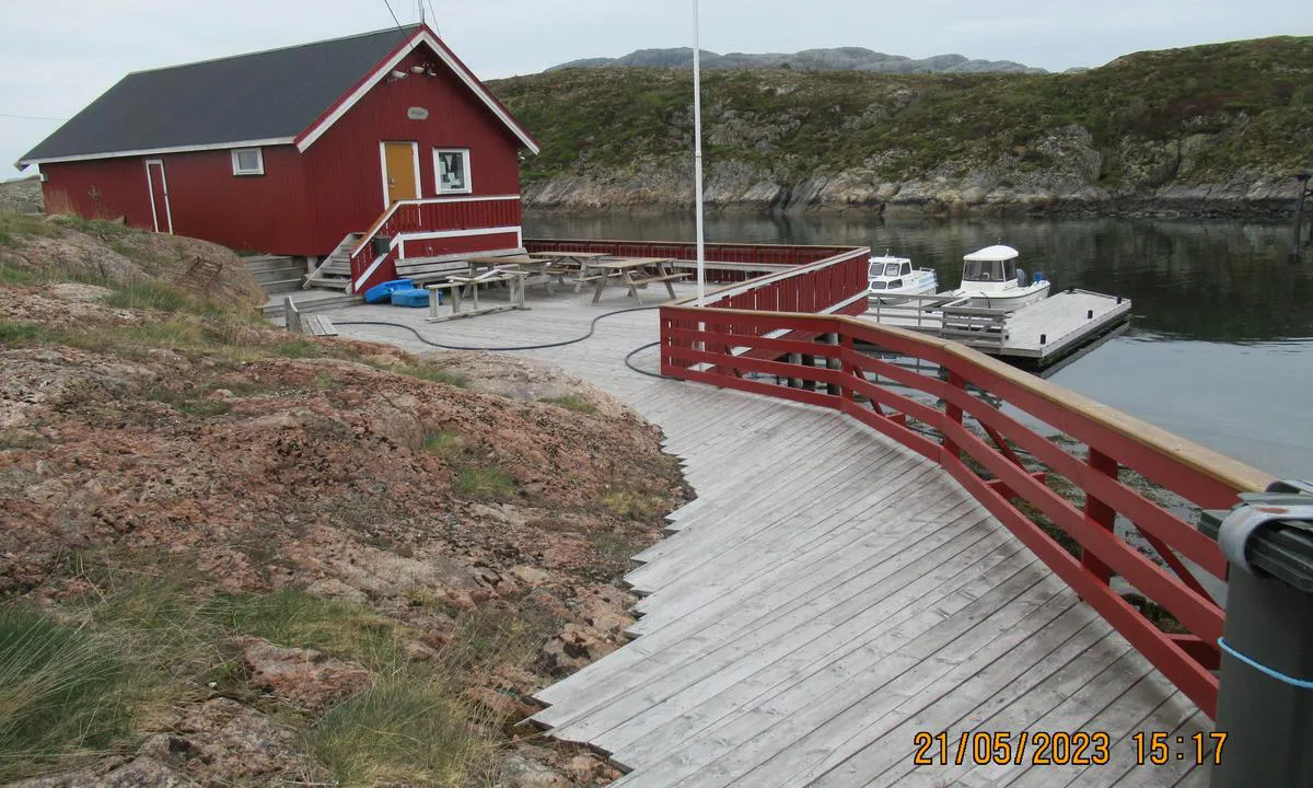 Dybfest Marina: {"base": "no", "no": "Hei... et bilde av \"plattingen\" og uteomr\u00e5det ved klubbhuset v\u00e5rt. Et omr\u00e5de hvor b\u00e5tfolk og \"andre folk\" m\u00f8tes om sommeren. Her er det rom for rekespising, kaffedrikking og en vals om det byr seg litt trekkspillmusikk. Mannskapet p\u00e5 ferja er servicevennlige og behjelpelig med div info om butikksenter, b\u00e5tbutikk, Norges st\u00f8rste Lama-farm o.l. Ellers er det fasiliteter for durs og wc i klubbhuset. Bildet tatt av havnevert Bj\u00f8rn.", "se": "Hej... en bild av \"bryggan\" och omr\u00e5det utanf\u00f6r v\u00e5rt klubbhus. Ett omr\u00e5de d\u00e4r b\u00e5tfolk och \"andra folk\" m\u00f6ts p\u00e5 sommaren. H\u00e4r finns det utrymme f\u00f6r att \u00e4ta r\u00e4kor, dricka kaffe och en vals om det bjuds p\u00e5 lite dragspelsmusik. Bes\u00e4ttningen p\u00e5 f\u00e4rjan \u00e4r serviceminded och hj\u00e4lpsamma med diverse information om k\u00f6pcentrum, b\u00e5tbutik, Norges st\u00f6rsta Lama-g\u00e5rd o.likn. I \u00f6vrigt finns det faciliteter f\u00f6r dusch och wc i klubbhuset. Bilden tagen av hamnv\u00e4rden Bj\u00f6rn.", "en": "Hi... a picture of \"the deck\" and the outdoor area by our clubhouse. An area where boaters and \"other people\" gather in the summer. Here there's room for eating shrimp, drinking coffee, and possibly a waltz if there's some accordion music. The crew on the ferry are friendly and helpful with various information about the shopping center, boat shop, Norway's largest Lama farm, etc. Additionally, there are facilities for showers and toilets in the clubhouse. Picture taken by harbor master Bj\u00f8rn.", "da": "Hej... et billede af \"pladsen\" og udeomr\u00e5det ved vores klubhus. Et omr\u00e5de, hvor b\u00e5dfolk og \"andre folk\" m\u00f8des om sommeren. Her er der plads til rejespisning, kaffedrikning og en vals, hvis der bydes p\u00e5 lidt harmonikamusik. Mandskabet p\u00e5 f\u00e6rgen er servicemindede og behj\u00e6lpelige med diverse informationer om butikscenter, b\u00e5dbutik, Norges st\u00f8rste lama-farm og lignende. Derudover er der faciliteter for brusere og wc i klubhuset. Billedet taget af havnev\u00e6rt Bj\u00f8rn."}