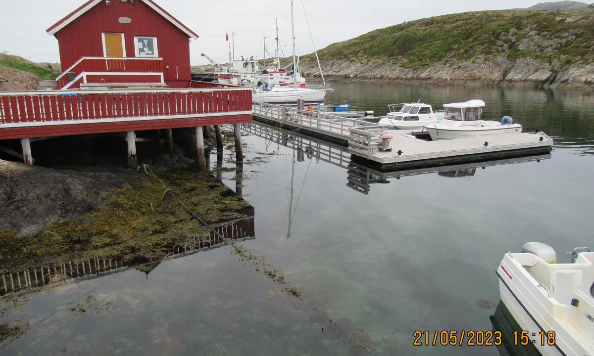 Dybfest Marina: {"base": "no", "no": "Hei... her et bilde av klubbhuset og \"nypiren\" Er flere gjestebrygger her. Som man ser, havna er ikke stor men stille og rolig og lun i alle vindretninger. Innl\u00f8pet til havna er utfordrene i sterke nordlige vinder. Derfor er det l\u00f8nnsomt \u00e5 melde din ankomst p\u00e5 forh\u00e5nd p\u00e5 SMS til 41045373. Bildet tatt av havneverten.", "se": "Hej... h\u00e4r \u00e4r en bild av klubbhuset och \"nypiren\". Det finns flera g\u00e4stbryggor h\u00e4r. Som man ser, \u00e4r hamnen inte stor men tyst och lugn och skyddad fr\u00e5n alla vindriktningar. Inloppet till hamnen \u00e4r utmanande i starka nordliga vindar. D\u00e4rf\u00f6r \u00e4r det l\u00f6nsamt att meddela din ankomst i f\u00f6rv\u00e4g via SMS till 41045373. Bilden \u00e4r tagen av hamnv\u00e4rden.", "en": "Hi... here is a picture of the clubhouse and the 'new pier'. There are several guest docks here. As you can see, the harbor is not large but it is quiet, calm, and sheltered in all wind directions. The entrance to the harbor is challenging in strong northern winds. Therefore, it is beneficial to notify your arrival in advance via SMS to 41045373. The picture was taken by the harbor master.", "da": "Hej... her er et billede af klubhuset og \"nybroen\" Der er flere g\u00e6stebroer her. Som man kan se, havnen er ikke stor men stille og rolig og lun i alle vindretninger. Indsejlingen til havnen er udfordrende i st\u00e6rke nordlige vinde. Derfor er det fordelagtigt at melde din ankomst p\u00e5 forh\u00e5nd via SMS til 41045373. Billede taget af havnefogeden."}