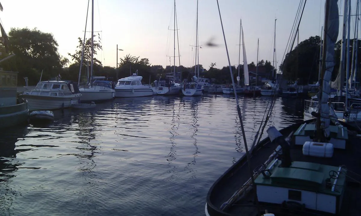{"base": "no", "no": "Dybvig havn sett N-over fra innl\u00f8pet (bilde fra 2012).", "se": "Dybvig hamn sedd N-\u00f6ver fr\u00e5n inloppet (bild fr\u00e5n 2012).", "en": "Dybvig harbor viewed North-over from the inlet (picture from 2012).", "da": "Dybvig havn set N-over fra indl\u00f8bet (billede fra 2012)."}
