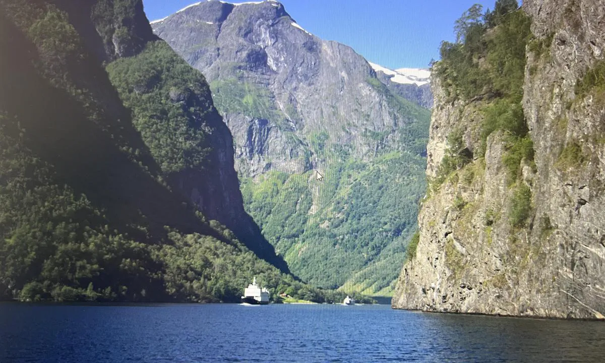 Dyrdal: {"base": "no", "no": "Trang fjord med h\u00f8ge fjell", "se": "Tr\u00e5ng fjord med h\u00f6ga berg", "en": "Narrow fjord with high mountains", "da": "Trang fjord med h\u00f8je fjelde"}