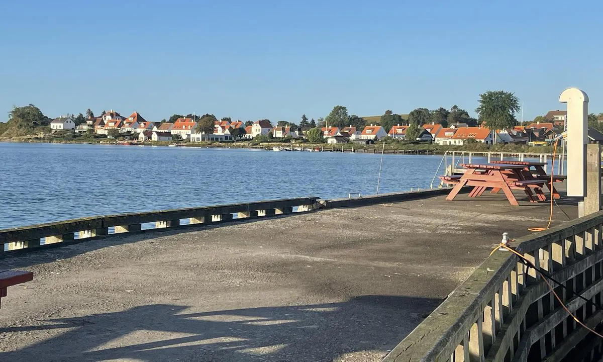 Dyreborg Havn: {"base": "en", "no": "Utsikt fra den ytre moloen", "se": "Utsikt fr\u00e5n ytterpir", "en": "View from the outer jetty", "da": "Udsigt fra den ydre mole", "fr": "Vue depuis la jet\u00e9e ext\u00e9rieure", "de": "Blick von der \u00e4u\u00dferen Mole", "es": "Vista desde el dique exterior", "it": "Vista dal molo esterno", "pt": "Vista do quebra-mar exterior", "nl": "Uitzicht vanaf de buitenste steiger", "pl": "Widok z zewn\u0119trznego mola", "uk": "<i>\u0412\u0438\u0434 \u0437 \u0437\u043e\u0432\u043d\u0456\u0448\u043d\u044c\u043e\u0433\u043e \u043f\u0456\u0440\u0441\u0443</i>", "ro": "Vedere din debarcaderul exterior", "tr": "D\u0131\u015f mendirekten g\u00f6r\u00fcn\u00fcm", "el": "\u0398\u03ad\u03b1 \u03b1\u03c0\u03cc \u03c4\u03b7\u03bd \u03b5\u03be\u03c9\u03c4\u03b5\u03c1\u03b9\u03ba\u03ae \u03b1\u03c0\u03bf\u03b2\u03ac\u03b8\u03c1\u03b1", "cs": "Pohled z vn\u011bj\u0161\u00edho mola", "hu": "Kil\u00e1t\u00e1s a k\u00fcls\u0151 m\u00f3l\u00f3r\u00f3l", "fi": "N\u00e4kym\u00e4 ulkolaiturilta", "bg": "\u0418\u0437\u0433\u043b\u0435\u0434 \u043e\u0442 \u0432\u044a\u043d\u0448\u043d\u0438\u044f \u0432\u044a\u043b\u043d\u043e\u043b\u043e\u043c", "sr": "Pogled sa spoljne pristani\u0161ne konstrukcije", "et": "Vaade v\u00e4lisproomu pealt", "lv": "Skats no \u0101r\u0113j\u0101 mols", "lt": "Vaizdas i\u0161 i\u0161orin\u0117s prieplaukos"}