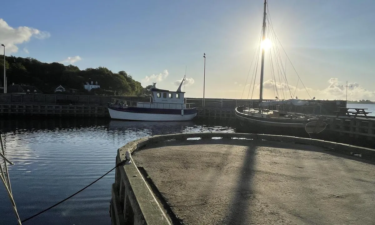 Dyreborg Havn: {"base": "en", "no": "Inngang til h\u00f8yre. Liten.", "se": "Ing\u00e5ng till h\u00f6ger. Liten.", "en": "Entrance to the right. Small.", "da": "Indsejling til h\u00f8jre. Lille.", "fr": "Entr\u00e9e \u00e0 droite. Petit.", "de": "Einfahrt nach rechts. Klein.", "es": "Entrada a la derecha. Peque\u00f1a.", "it": "Ingresso a destra. Piccolo.", "pt": "Entrada \u00e0 direita. Pequena.", "nl": "Ingang aan de rechterkant. Klein.", "pl": "Wej\u015bcie po prawej. Ma\u0142e.", "uk": "\u0412\u0445\u0456\u0434 \u043f\u0440\u0430\u0432\u043e\u0440\u0443\u0447. \u041c\u0430\u043b\u0438\u0439.", "ro": "Intrare la dreapta. Mic.", "tr": "Sa\u011fa giri\u015f. K\u00fc\u00e7\u00fck.", "el": "\u0395\u03af\u03c3\u03bf\u03b4\u03bf\u03c2 \u03c0\u03c1\u03bf\u03c2 \u03c4\u03b1 \u03b4\u03b5\u03be\u03b9\u03ac. \u039c\u03b9\u03ba\u03c1\u03ae.", "cs": "Vchod napravo. Mal\u00fd.", "hu": "Bel\u00e9p\u00e9s jobbra. Kicsi.", "fi": "Sis\u00e4\u00e4nk\u00e4ynti oikealla. Pieni.", "bg": "\u0412\u0445\u043e\u0434 \u0432\u0434\u044f\u0441\u043d\u043e. \u041c\u0430\u043b\u044a\u043a.", "sr": "Ulaz desno. Mali.", "et": "Sissep\u00e4\u00e4s paremal. V\u00e4ike.", "lv": "Ieeja pa labi. Mazs.", "lt": "\u012eplaukimas \u012f de\u0161in\u0119. Ma\u017eas."}