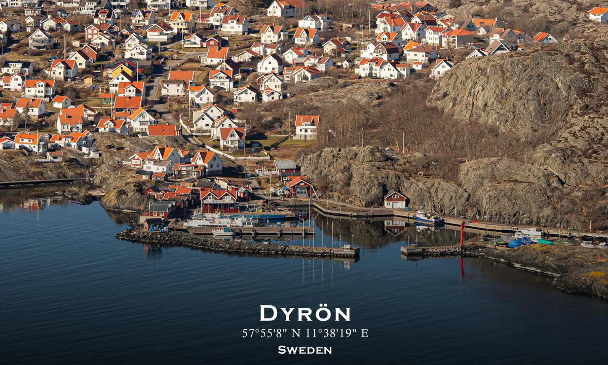 Dyrön - Sydhamnen: {"base": "en", "no": "Luftfoto av Dyr\u00f6n - Sydhamnen. Presentert i samarbeid med fotoflyg.se. Du kan bestille dette som et innrammet trykk p\u00e5 deres hjemmeside (lenke nedenfor). Bruk koden \"harbourmaps\" for \u00e5 f\u00e5 10% rabatt.", "se": "Flygfoto av Dyr\u00f6n - Sydhamnen. Presenterad i samarbete med fotoflyg.se. Du kan best\u00e4lla detta som en inramad utskrift p\u00e5 deras hemsida (l\u00e4nk nedan). Anv\u00e4nd koden \"harbourmaps\" f\u00f6r att f\u00e5 10% rabatt.", "en": "Aerial photo of Dyr\u00f6n - Sydhamnen. Presented in cooperation with fotoflyg.se. You can order this as a framed print on their website (link below). Use code \"harbourmaps\" to get a 10% rebate", "da": "Luftfoto af Dyr\u00f6n - Sydhavnen. Pr\u00e6senteret i samarbejde med fotoflyg.se. Du kan bestille dette som en indrammet print p\u00e5 deres hjemmeside (link nedenfor). Brug koden \"harbourmaps\" for at f\u00e5 en 10% rabat"}