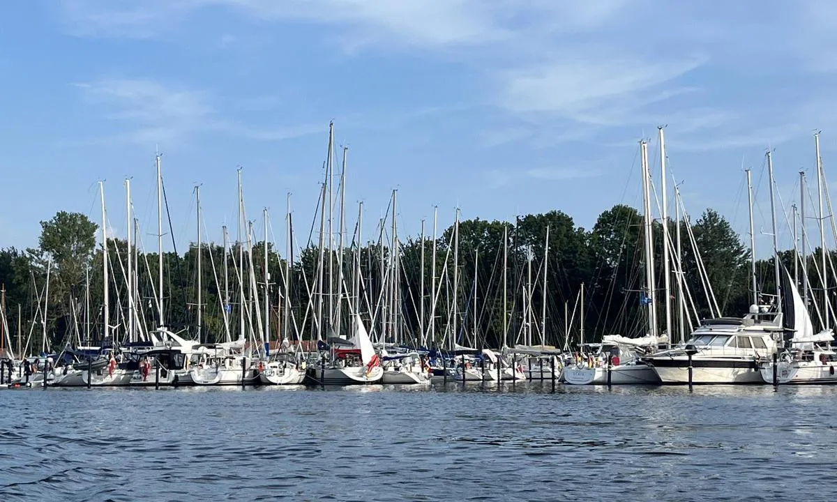 Dyvig Bådelaug: {"base": "no", "no": "Rolig og fin b\u00e5thavn. R\u00f8de og gr\u00f8nne skilt. Barnevennlig med lekeplass b\u00e5de p\u00e5 land og i vannet.Diesel og kiosk med litt matvarer.", "se": "Lugn och trevlig sm\u00e5b\u00e5tshamn. R\u00f6da och gr\u00f6na skyltar. Barnv\u00e4nlig med lekplats b\u00e5de p\u00e5 land och i vattnet. Diesel och kiosk med lite matvaror.", "en": "Quiet and nice marina. Red and green markers. Child-friendly with a playground both on land and in the water. Diesel and a kiosk with some groceries.", "da": "Rolig og fin b\u00e5dhavn. R\u00f8de og gr\u00f8nne skilte. B\u00f8rnevenlig med legeplads b\u00e5de p\u00e5 land og i vandet. Diesel og kiosk med lidt dagligvarer."}