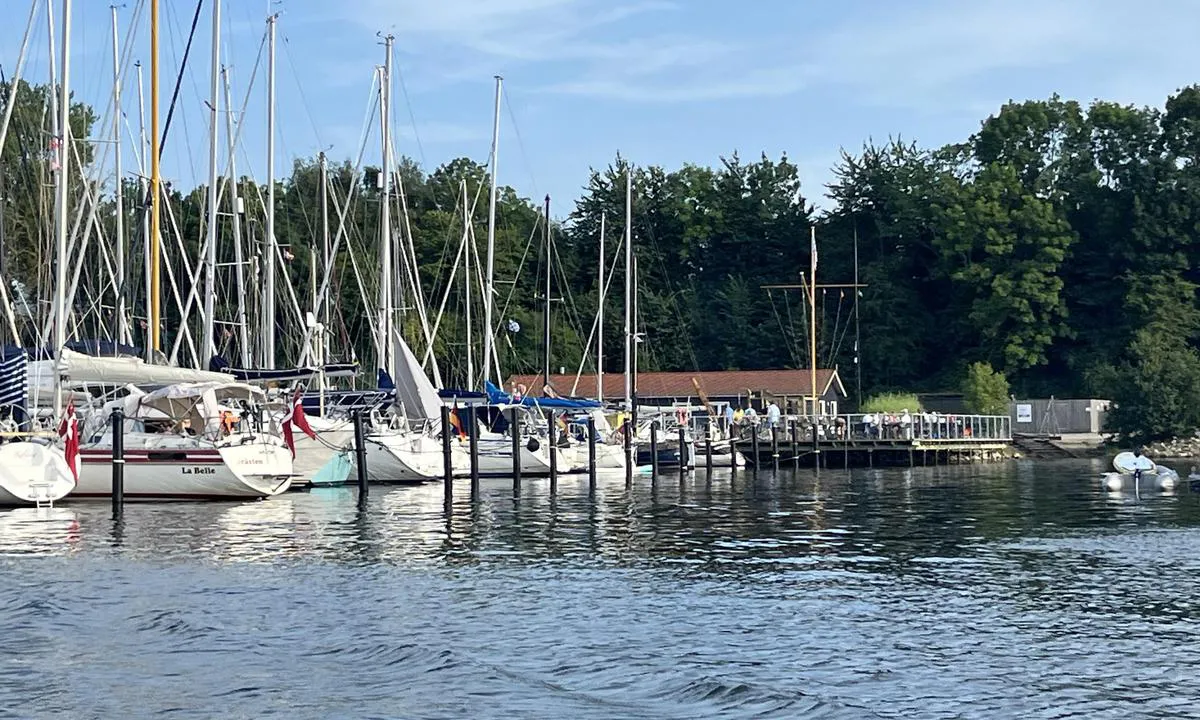 Dyvig Bådelaug: {"base": "no", "no": "Rolig og fin b\u00e5thavn. R\u00f8de og gr\u00f8nne skilt. Barnevennlig med lekeplass b\u00e5de p\u00e5 land og i vannet.Diesel og kiosk med litt matvarer.", "se": "Lugn och fin b\u00e5thamn. R\u00f6da och gr\u00f6na skyltar. Barnv\u00e4nligt med lekplats b\u00e5de p\u00e5 land och i vattnet. Diesel och kiosk med lite matvaror.", "en": "Quiet and pleasant marina. Red and green signs. Child-friendly with a playground both on land and in the water. Diesel and kiosk with some groceries.", "da": "Rolig og fin b\u00e5dhavn. R\u00f8de og gr\u00f8nne skilte. B\u00f8rnevenlig med legeplads b\u00e5de p\u00e5 land og i vandet. Diesel og kiosk med lidt dagligvarer."}
