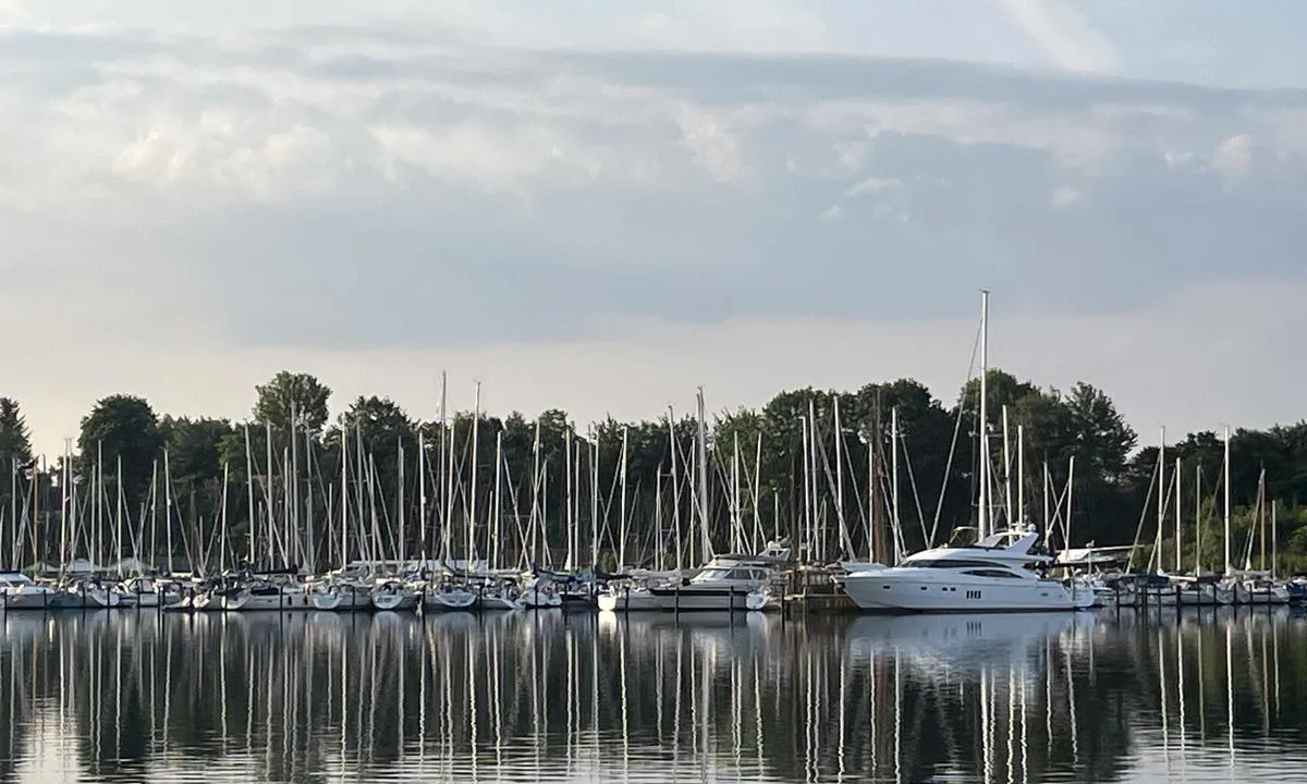 Dyvig Bådelaug: {"base": "no", "no": "Rolig og fin b\u00e5thavn. R\u00f8de og gr\u00f8nne skilt. Barnevennlig med lekeplass b\u00e5de p\u00e5 land og i vannet.Diesel og kiosk med litt matvarer.", "se": "Lugn och fin b\u00e5thamn. R\u00f6da och gr\u00f6na skyltar. Barnv\u00e4nligt med lekplats b\u00e5de p\u00e5 land och i vattnet. Diesel och kiosk med lite matvaror.", "en": "Quiet and nice harbor. Red and green signs. Child-friendly with a playground both on land and in the water. Diesel and a kiosk with some groceries.", "da": "Rolig og fin b\u00e5dhavn. R\u00f8de og gr\u00f8nne skilte. B\u00f8rnevenlig med legeplads b\u00e5de p\u00e5 land og i vandet. Diesel og kiosk med lidt dagligvarer."}