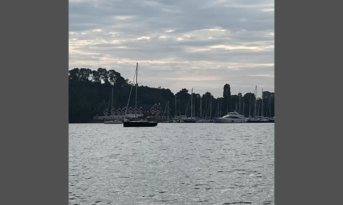 {"base": "no", "no": "Beklager at bildet er s\u00e5 m\u00f8rkt, men det er to bryggeanlegg med gjesteplasser innerst i Dyvig. Omr\u00e5det f\u00f8r bryggene er godt egnet til \u00e5 ligge p\u00e5 svai p\u00e5 ca 5 m dybde.", "se": "Beklagar att bilden \u00e4r s\u00e5 m\u00f6rk, men det finns tv\u00e5 brygganl\u00e4ggningar med g\u00e4stplatser l\u00e4ngst in i Dyvig. Omr\u00e5det framf\u00f6r bryggorna \u00e4r v\u00e4l l\u00e4mpat f\u00f6r att ligga f\u00f6r ankar p\u00e5 cirka 5 meters djup.", "en": "Sorry that the picture is so dark, but there are two pier facilities with guest spots at the innermost part of Dyvig. The area before the piers is well-suited for anchoring at about 5 meters depth.", "da": "Beklager, at billedet er s\u00e5 m\u00f8rkt, men der er to kajanl\u00e6g med g\u00e6stepladser inderst i Dyvig. Omr\u00e5det f\u00f8r kajerne er godt egnet til at ligge for anker p\u00e5 ca. 5 m dybde."}