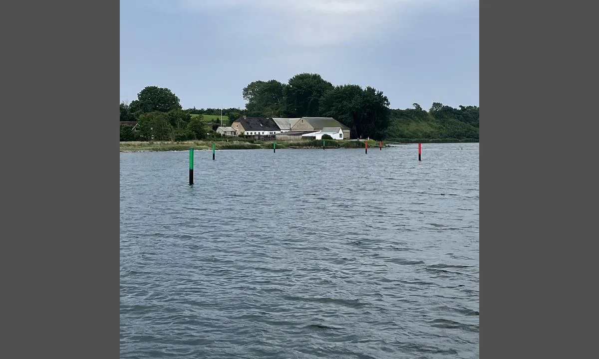 Dyvig - inner anchorage: {"base": "no", "no": "Innseilingen er smal, men veldig godt merket.", "se": "Inseglingen \u00e4r smal, men v\u00e4ldigt v\u00e4l markerad.", "en": "The entrance is narrow, but very well marked.", "da": "Indsejlingen er smal, men meget godt afm\u00e6rket."}