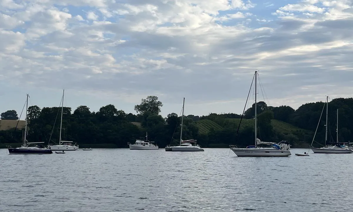 Dyvig - inner anchorage: {"base": "no", "no": "Stort omr\u00e5de med god plass til \u00e5 ligge p\u00e5 svai.", "se": "Stort omr\u00e5de med gott om plats f\u00f6r att ligga p\u00e5 svaj.", "en": "Large area with plenty of space to anchor.", "da": "Stort omr\u00e5de med god plads til at ligge for svaj."}