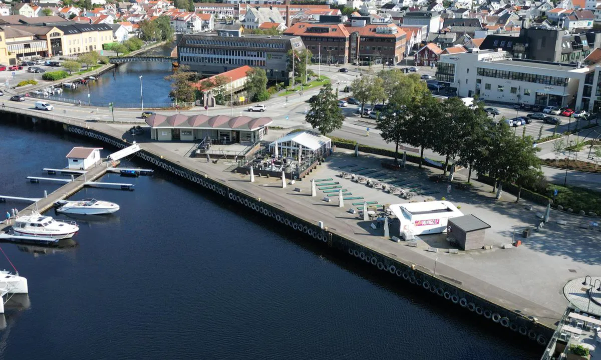 Egersund Gjestehavn: {"base": "no", "no": "Det er relativt korte utriggere.  St\u00f8rre b\u00e5ter ligger best ved den faste kaien.", "se": "Det \u00e4r relativt korta utliggare. St\u00f6rre b\u00e5tar ligger b\u00e4st vid den fasta kajen.", "en": "There are relatively short outriggers. Larger boats are best moored at the fixed quay.", "da": "Det er relativt korte udriggere. St\u00f8rre b\u00e5de ligger bedst ved den faste kaj."}