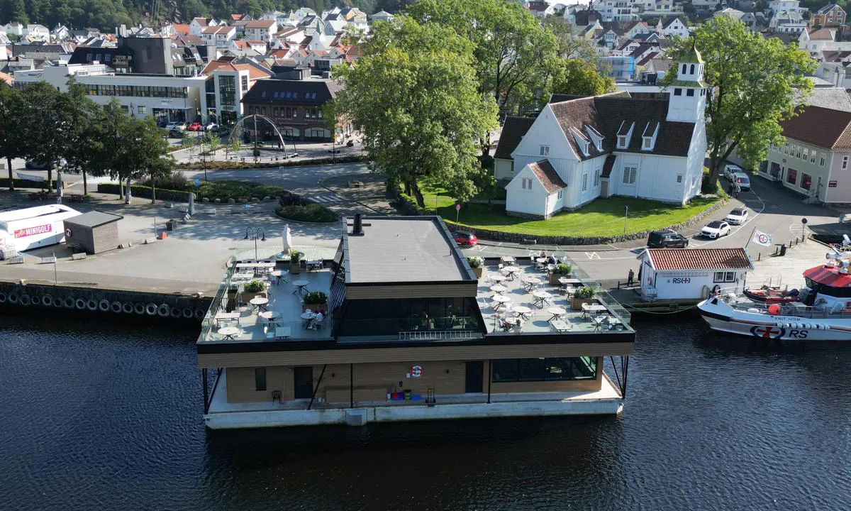Egersund Gjestehavn: {"base": "no", "no": "Flytande restaurant og utsal av havets delikatesser.", "se": "Flytande restaurang och f\u00f6rs\u00e4ljning av havets delikatesser.", "en": "Floating restaurant and sales of the sea's delicacies.", "da": "Flydende restaurant og salg af havets delikatesser."}