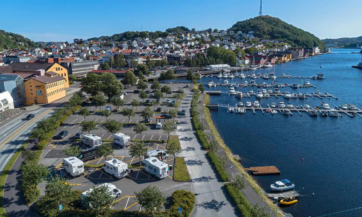 {"base": "no", "no": "Her ser du gjestehavna og bobilparkeringen i Egersund. Plasseringen er midt i sentrum med korte avstander til. Restauranter, shopping, by n\u00e6re turer og museum. Servicebygget ligger p\u00e5 kaien med alle fasiliteter .", "se": "H\u00e4r ser du g\u00e4sthamnen och husbilsparkeringen i Egersund. Platsen ligger mitt i centrum med korta avst\u00e5nd till restauranger, shopping, centrumn\u00e4ra utflykter och museum. Servicebyggnaden ligger p\u00e5 kajen med alla faciliteter.", "en": "Here you can see the guest harbor and RV parking in Egersund. The location is right in the center with short distances to restaurants, shopping, city-close hikes, and museum. The service building is located on the quay with all facilities.", "da": "Her ser du g\u00e6stehavnen og autocamperpladsen i Egersund. Placeringen er midt i centrum med korte afstande til. Restauranter, shopping, byn\u00e6re ture og museum. Servicebygningen ligger p\u00e5 kajen med alle faciliteter."}