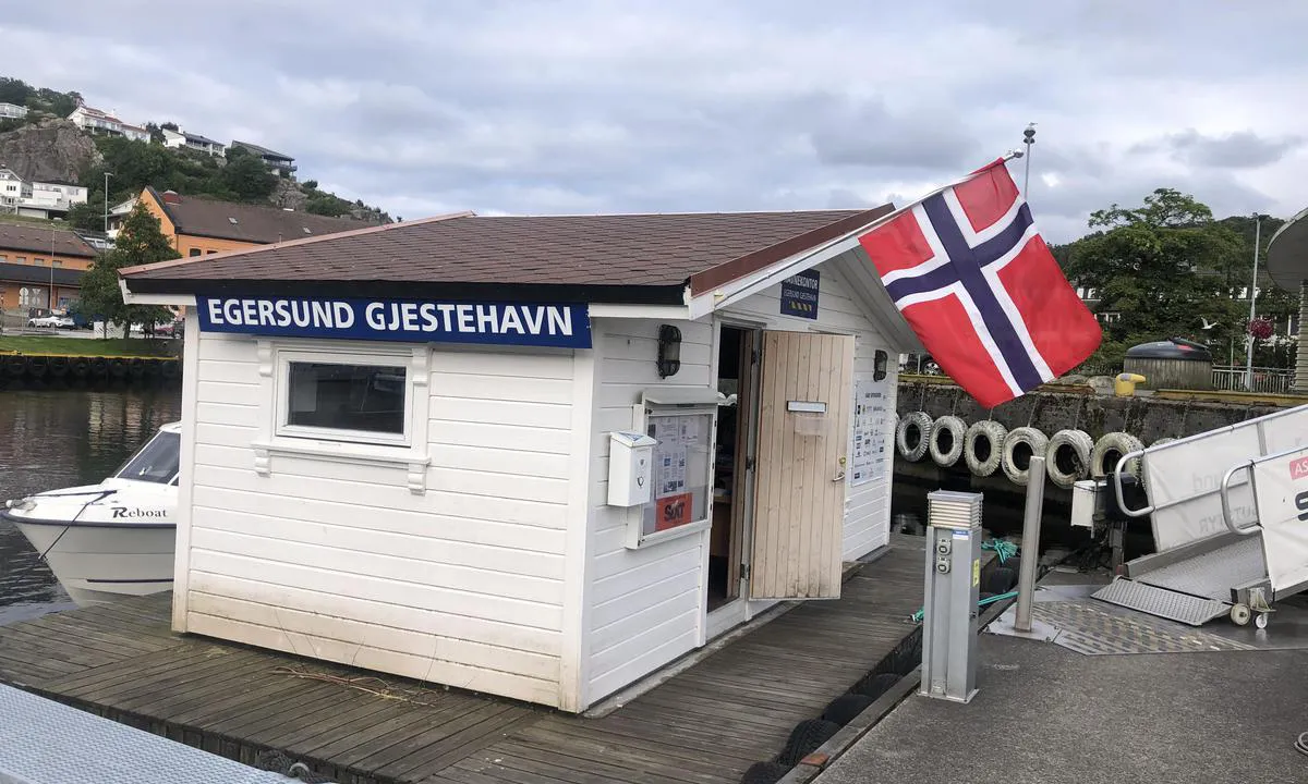 Egersund Gjestehavn: {"base": "no", "no": "Hyggelig havnevert kommer \u00e5 m\u00f8ter deg n\u00e5r du kommer i sesongen. Dusj, vaskemaskin, t\u00f8rketrommel i service bygg rett p\u00e5 kaia. V\u00e6r obs p\u00e5 litt side str\u00f8m fra elva p\u00e5 innsiden av flytebrygga, den tar godt tak p\u00e5 kj\u00f8len til seilb\u00e5ter", "se": "Trevlig hamnv\u00e4rd kommer och m\u00f6ter dig n\u00e4r du kommer under s\u00e4songen. Dusch, tv\u00e4ttmaskin, torktumlare i servicebyggnad precis p\u00e5 kajen. Var uppm\u00e4rksam p\u00e5 lite sidostr\u00f6m fr\u00e5n floden p\u00e5 insidan av flytbryggan, den tar bra tag i k\u00f6len p\u00e5 segelb\u00e5tar.", "en": "Friendly harbour host will meet you upon arrival during the season. Shower, washing machine, and tumble dryer available in the service building right on the quay. Be aware of a bit of lateral current from the river on the inside of the floating dock, it grips well on the keel of sailboats.", "da": "Hyggelig havnev\u00e6rt kommer og m\u00f8der dig, n\u00e5r du ankommer i s\u00e6sonen. Brusebad, vaskemaskine, t\u00f8rretumbler i servicebygning lige p\u00e5 kajen. V\u00e6r opm\u00e6rksom p\u00e5 lidt sidestr\u00f8m fra floden p\u00e5 indersiden af flydebroen, den griber godt fat i k\u00f8len p\u00e5 sejlb\u00e5de."}