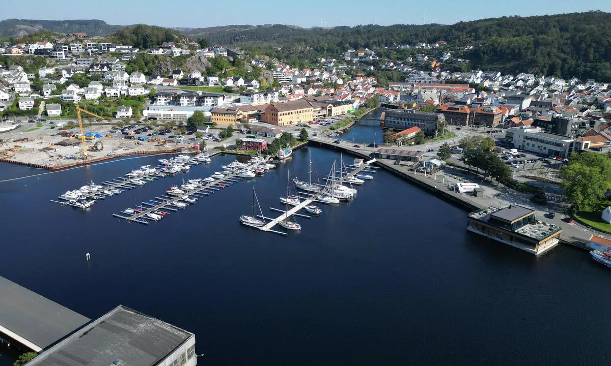 Egersund Gjestehavn: {"base": "no", "no": "Gjestehavna  OObs str\u00f8m langs kai fr\u00e5 elva.", "se": "G\u00e4sthamnen <br> <b>OBS str\u00f6m l\u00e4ngs kajen fr\u00e5n \u00e4lven.</b>", "en": "Guest harbor Beware of currents along the quay from the river.", "da": "G\u00e6stehavnen <br>Obs str\u00f8m langs kaj fra floden."}