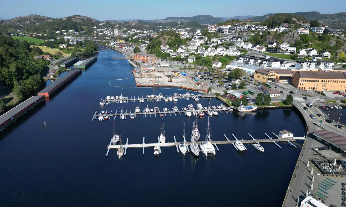 Egersund Gjestehavn: {"base": "no", "no": "betongbrygge med ulig breidde.  Alle er skilta", "se": "betongbrygga med olika bredd. Alla \u00e4r skyltade", "en": "concrete pier with uneven width. All are marked.<br>", "da": "betonbro med ulige bredder. Alle er skiltet"}