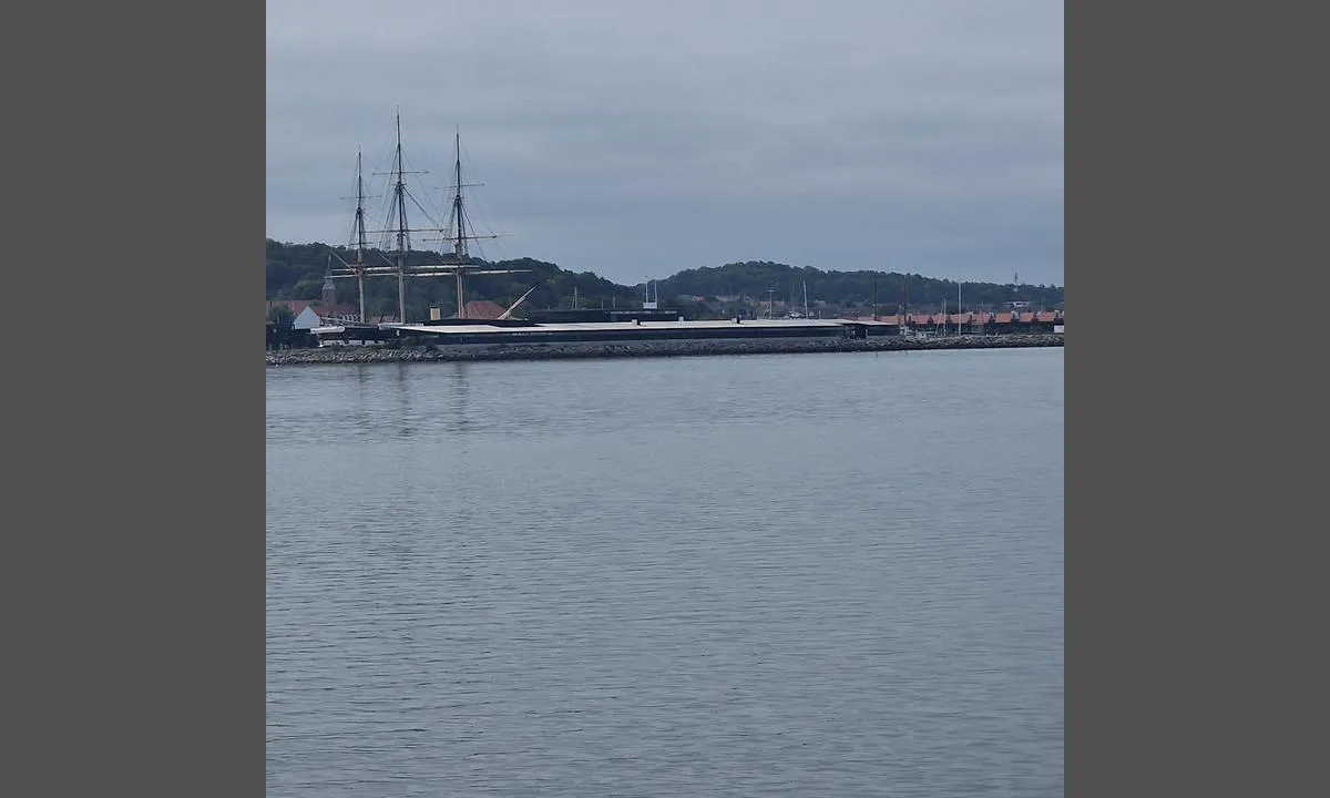 Egsmark Grund E bouy: Mot havnen i syd. Vi la oss nord for badehotellet som ligger ved steinstrand, og fikk dermed god feste i sand.