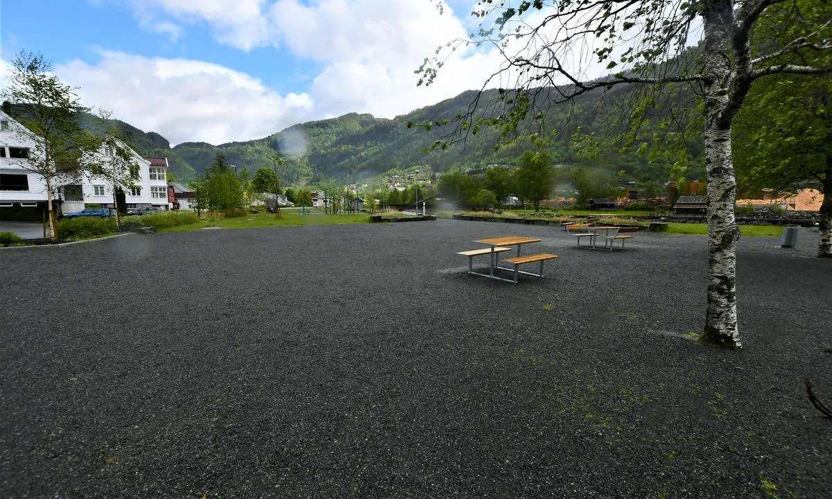 Eide: {"base": "en", "no": "Lekeplass.", "se": "Lekplats.", "en": "Playground.", "da": "Legeplads."}