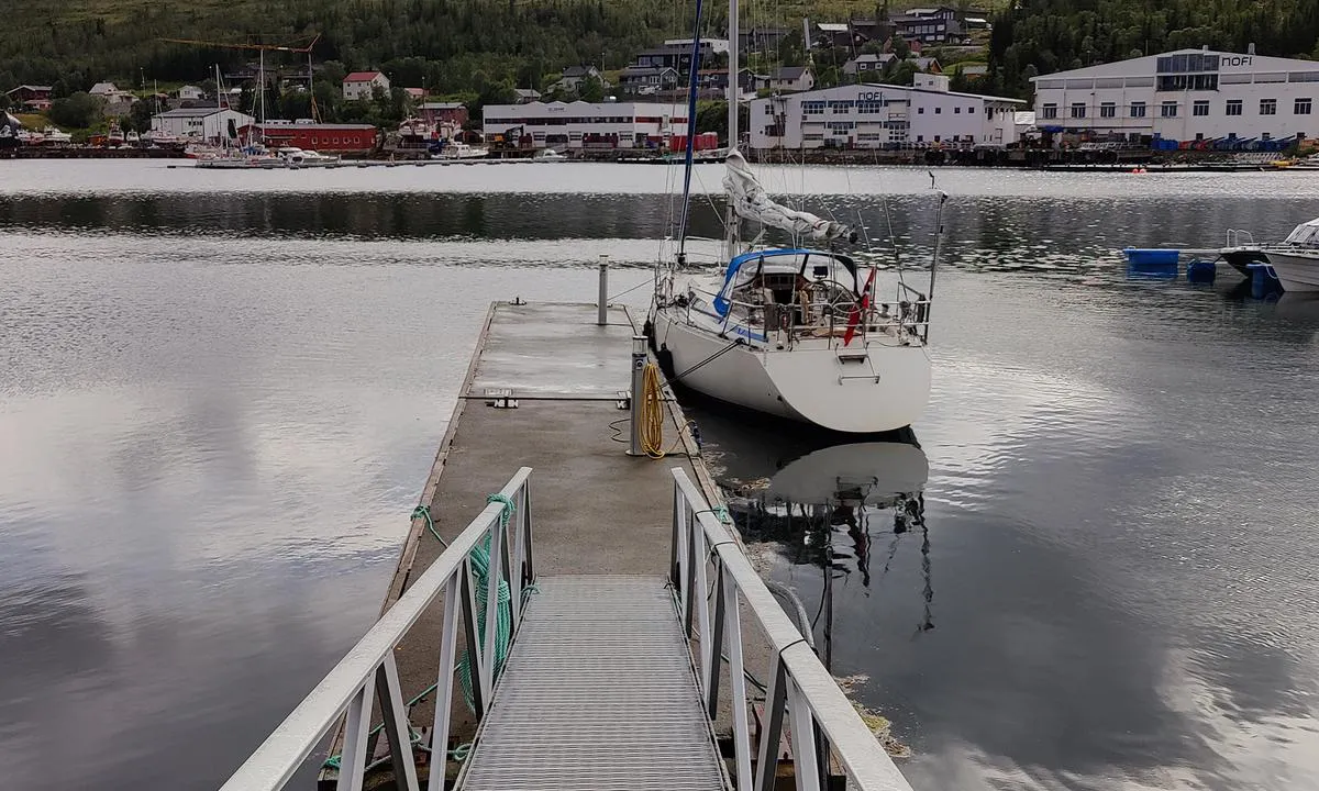 Eidkjosen Havneservice: {"base": "no", "no": "Plass til 2-4 b\u00e5ter avhengig av st\u00f8rrelse", "se": "Plats f\u00f6r 2-4 b\u00e5tar beroende p\u00e5 storlek", "en": "Room for 2-4 boats depending on size", "da": "Plads til 2-4 b\u00e5de afh\u00e6ngig af st\u00f8rrelse"}