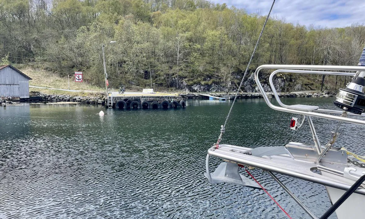 Eidsvåg - Fogn: {"base": "no", "no": "Offentlig kai med plass til et par b\u00e5ter.", "se": "Offentlig kaj med plats f\u00f6r ett par b\u00e5tar.", "en": "Public quay with space for a couple of boats.", "da": "Offentlig kaj med plads til et par b\u00e5de."}