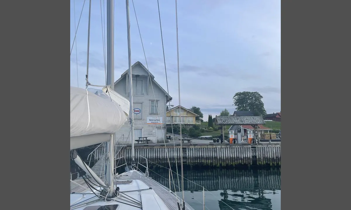 Eidsvik Marina: {"base": "no", "no": "Diesel og bensinpumpe", "se": "Diesel- och bensinpump", "en": "Diesel and gasoline pump", "da": "Diesel- og benzinpumpe"}