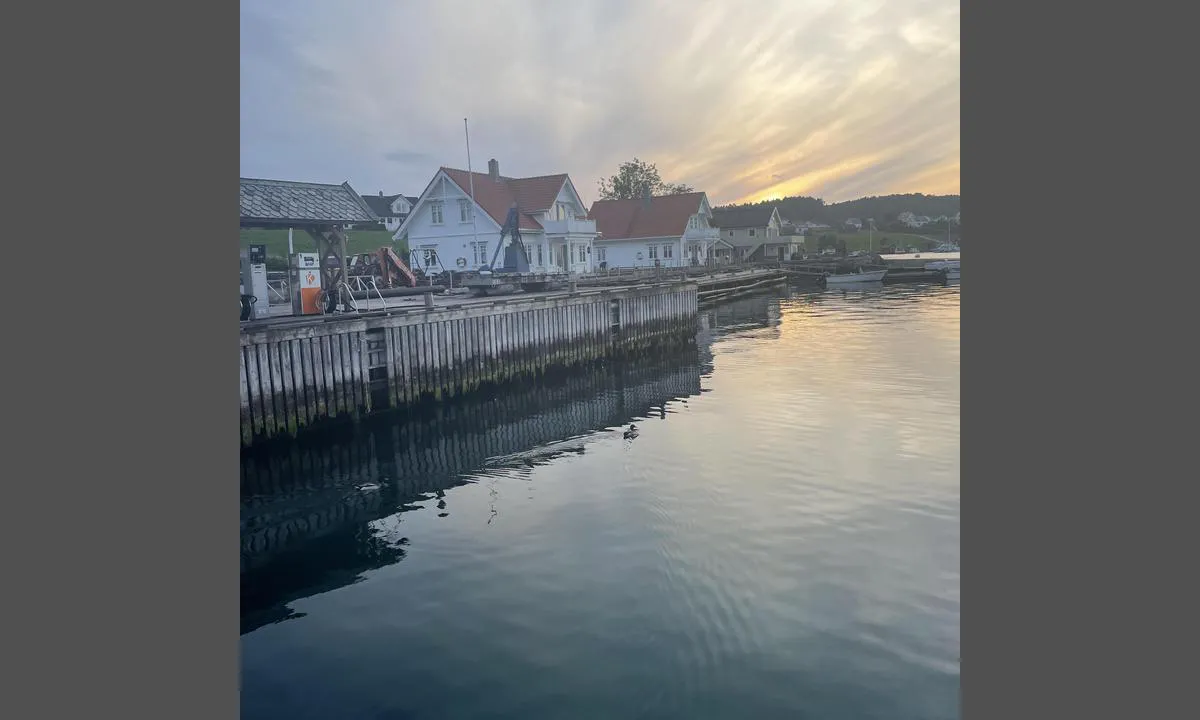 Eidsvik Marina: Varierende dybder langs trekaien og bunkerstasjonen. Trolig ikke dybde for seilbåt.