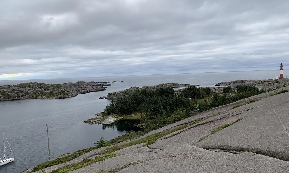 Eigerøya fyr: {"base": "no", "no": "Grei innseiling, kan v\u00e6re litt spennende i litt tung sj\u00f8.", "se": "Enkel insegelning, kan vara lite sp\u00e4nnande i tung sj\u00f6.", "en": "Easy entry, can be a bit exciting in somewhat rough seas.", "da": "Let indsejling, kan v\u00e6re lidt sp\u00e6ndende i lidt tung s\u00f8."}