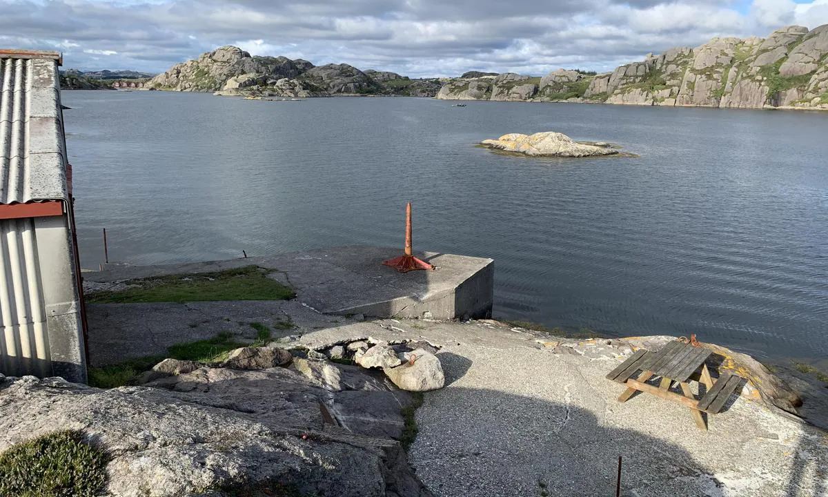 Eigerøya fyr: {"base": "no", "no": "Kaia p\u00e5 Eiger\u00f8y, kun en kort bit som liggestilling med seilb\u00e5t pga. dybde.", "se": "Kajen p\u00e5 Eiger\u00f8y, endast en kort bit som f\u00f6rt\u00f6jningsplats f\u00f6r segelb\u00e5t p\u00e5 grund av djupet.", "en": "The quay at Eiger\u00f8y, only a short section suitable for mooring with a sailboat due to depth.", "da": "Kajen p\u00e5 Eiger\u00f8y, kun en kort str\u00e6kning som liggeplads med sejlb\u00e5d pga. dybde."}