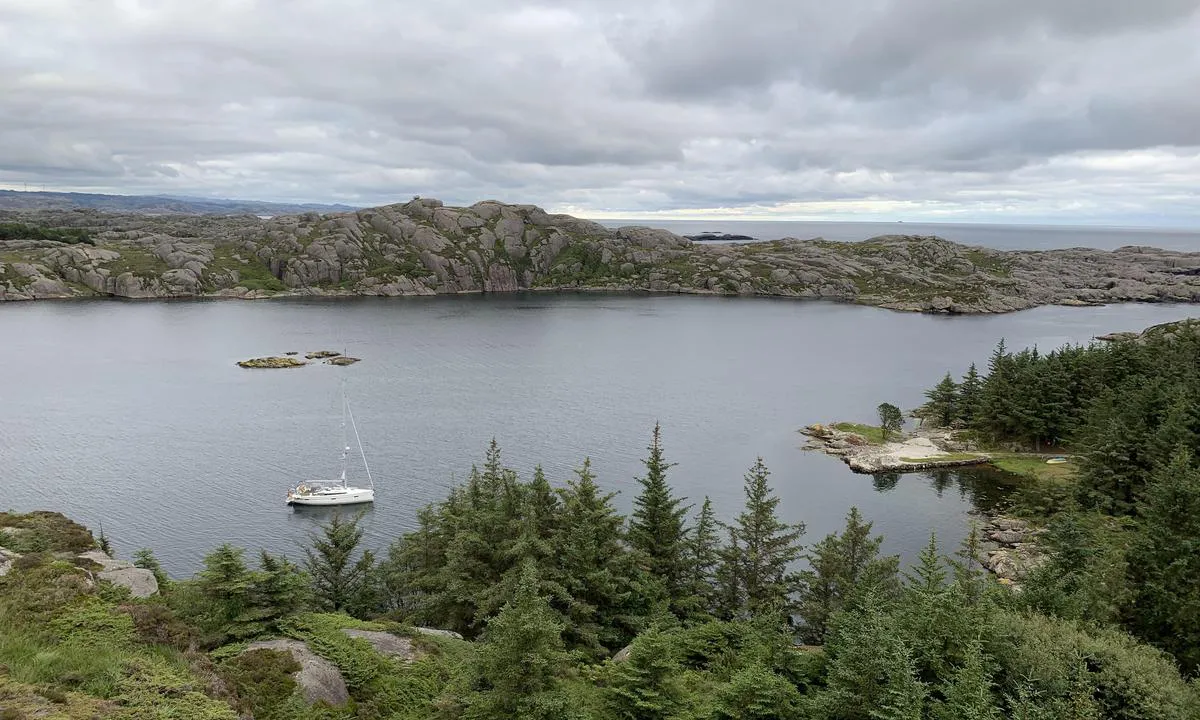 Eigerøya fyr: {"base": "no", "no": "Fin \u00e5 lun havn, v\u00e6r obs p\u00e5 kabel som g\u00e5r fra kaia til h\u00f8yre i bilde, og mot venstre ca. 50 m p\u00e5 bortsiden av seilb\u00e5ten v\u00e5r. Mange longside plasser langs bergene p\u00e5 motsatt side.", "se": "Fin och skyddad hamn, var uppm\u00e4rksam p\u00e5 kabeln som g\u00e5r fr\u00e5n kajen till h\u00f6ger i bilden, och \u00e5t v\u00e4nster cirka 50 m bortom v\u00e5r segelb\u00e5t. M\u00e5nga l\u00e5ngsideplatser l\u00e4ngs klipporna p\u00e5 motsatt sida.", "en": "Nice and sheltered harbor, be aware of the cable that runs from the quay to the right in the picture, and to the left about 50 m on the far side of our sailboat. Many alongside berths along the rocks on the opposite side.", "da": "Fin og lun havn, v\u00e6r obs p\u00e5 kabel, som g\u00e5r fra kajen til h\u00f8jre i billedet, og mod venstre ca. 50 m p\u00e5 bagsiden af vores sejlb\u00e5d. Mange longside pladser langs klipperne p\u00e5 modsatte side."}