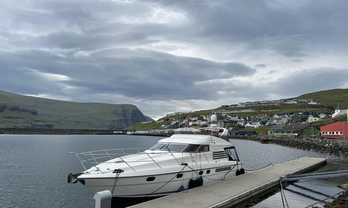 Eioi Harbour: Fin flytebrygge i Eidi.  Strømanlegget var ikke klart(juli-23), men det kom elektriker og koblet seg på med ekstra skjøtekontakt slik at vi fikk strøm.