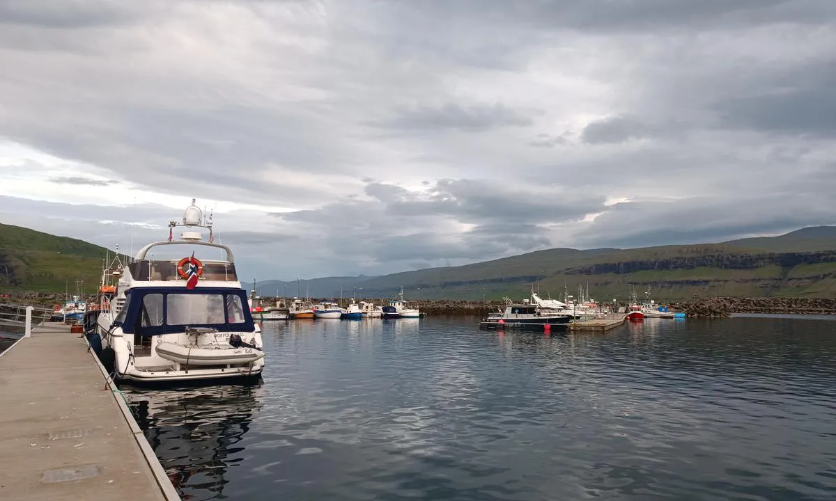 Eioi Harbour: Innseiling til høyre i bilde.  Første flytekaien man kommer til har et par longside plasser.  Bryggen til redningsbåten har i tillegg 2-3 longsideplasser.