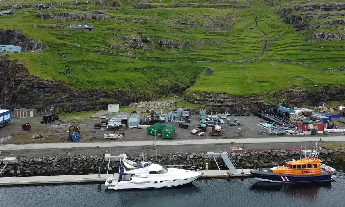 Eioi Harbour: {"base": "no", "no": "Flytebryggen for gjester og redningssk\u00f8yte.  Det er ogs\u00e5 mulig \u00e5 ligge p\u00e5 utsiden av flytebrygge til h\u00f8yre med en gang du kommer inn i havnen.", "se": "Flytbryggan f\u00f6r g\u00e4ster och r\u00e4ddningsfartyg. Det \u00e4r ocks\u00e5 m\u00f6jligt att ligga p\u00e5 utsidan av flytbryggan till h\u00f6ger s\u00e5 snart du kommer in i hamnen.", "en": "The floating dock for guests and the rescue vessel. It is also possible to moor on the outside of the floating dock to the right as soon as you enter the harbor.", "da": "Flydebroen for g\u00e6ster og redningsb\u00e5d. Det er ogs\u00e5 muligt at ligge p\u00e5 ydersiden af flydebroen til h\u00f8jre, s\u00e5 snart du kommer ind i havnen."}