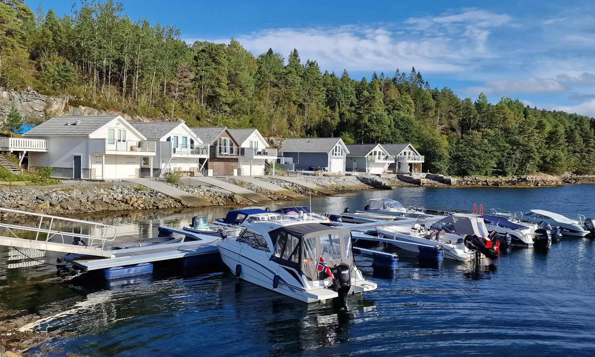 Eiteråvågen: {"base": "no", "no": "Om det er ledige b\u00e5ser, og om man f\u00e5r tillatelse kan man ligge p\u00e5 innerste flytebrygge.", "se": "Om det finns lediga platser, och om man f\u00e5r tillst\u00e5nd kan man ligga vid den innersta flytbryggan.", "en": "If there are available berths, and if permission is granted, one may moor at the innermost floating dock.", "da": "Hvis der er ledige b\u00e5se, og om man f\u00e5r tilladelse, kan man ligge ved den inderste flydebro."}
