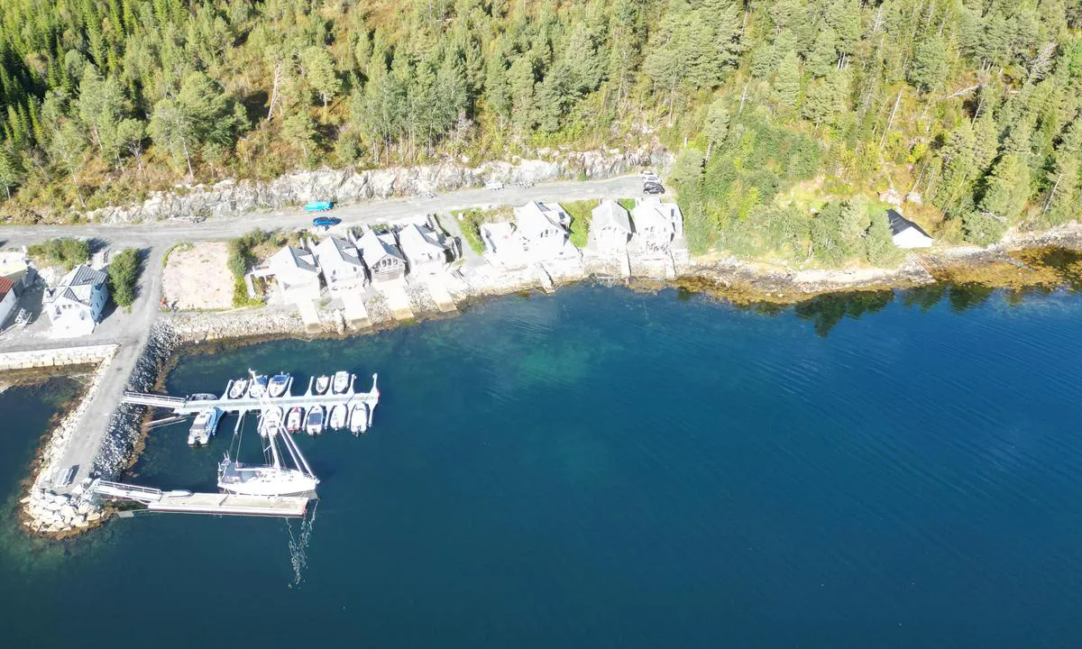 Eiteråvågen: {"base": "no", "no": "Dronefoto september 2023. Det er flytebrygga som seilb\u00e5ten ligger p\u00e5, som er gjestebrygge, og b\u00f8lgebryter.", "se": "Dr\u00f6narfoto september 2023. Det \u00e4r flytbryggan som segelb\u00e5ten ligger p\u00e5, som \u00e4r g\u00e4stbrygga och v\u00e5gbrytare.", "en": "Drone photo September 2023. It is the floating dock where the sailboat is moored that serves as the guest dock and breakwater.", "da": "Dronefoto september 2023. Det er flydebroen som sejlb\u00e5den ligger ved, som er g\u00e6stebro, og b\u00f8lgebryder."}