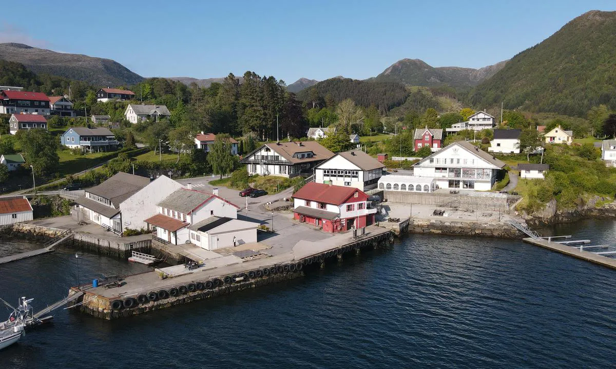 Eivindvik Gjestehavn: {"base": "en", "no": "Drivstoff til h\u00f8yre, dagligvarebutikk i bygningen p\u00e5 venstre side. Fast brygge er for kommersiell trafikk.", "se": "Br\u00e4nsle till h\u00f6ger, livsmedelsbutik i byggnaden p\u00e5 v\u00e4nster sida. Fast brygga \u00e4r f\u00f6r kommersiell trafik.", "en": "Fuel to the right, Grocery shop in building on left side. Fixed jetty are for comercial trafic.", "da": "Br\u00e6ndstof til h\u00f8jre, dagligvarebutik i bygningen p\u00e5 venstre side. Fast bro er for kommerciel trafik."}